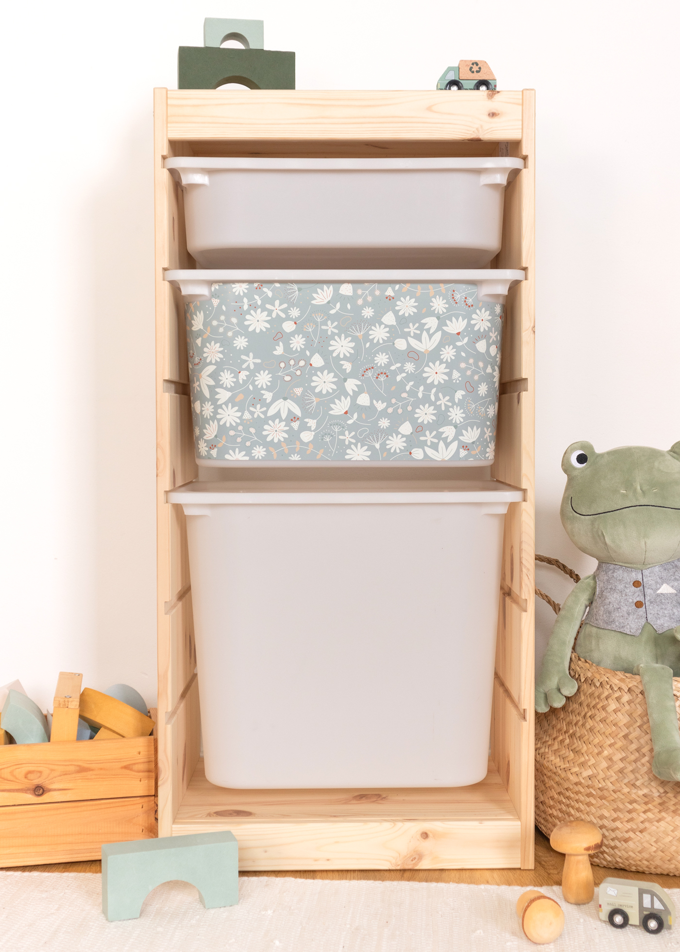 Praktische Aufbewahrungsbox im IKEA TROFAST Regal, bedruckt mit einem grünen Blumenmotiv.