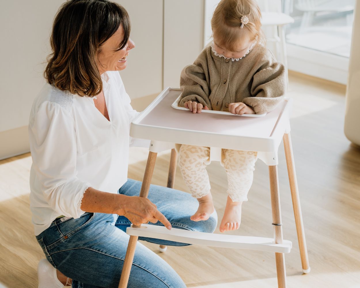 IKEA Hochstuhl mit Oma und Enkelin IKEA Hochstuhl mit Oma und Enkelin