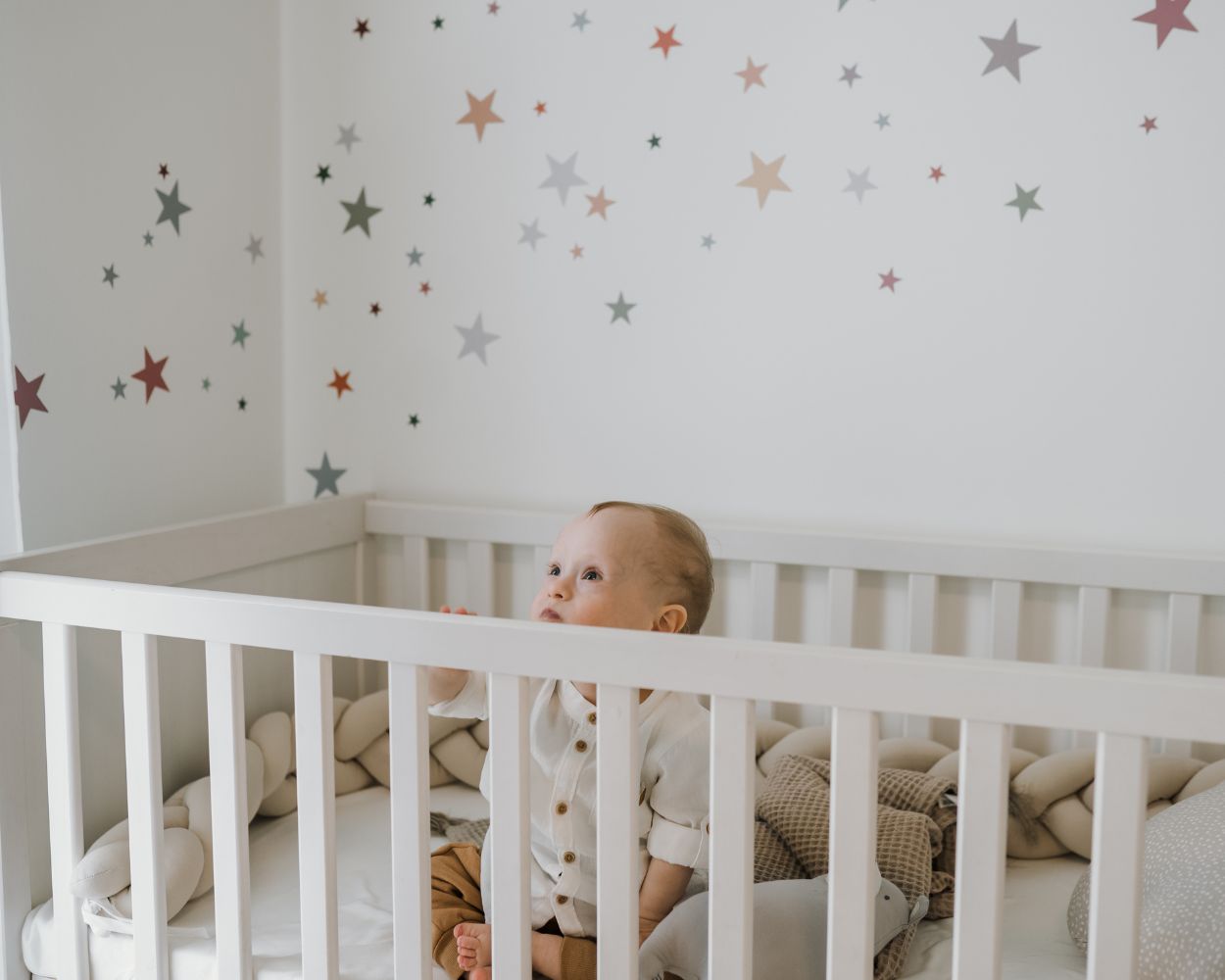 Baby im Babybett mit Sternen Baby im Babybett mit Sternen