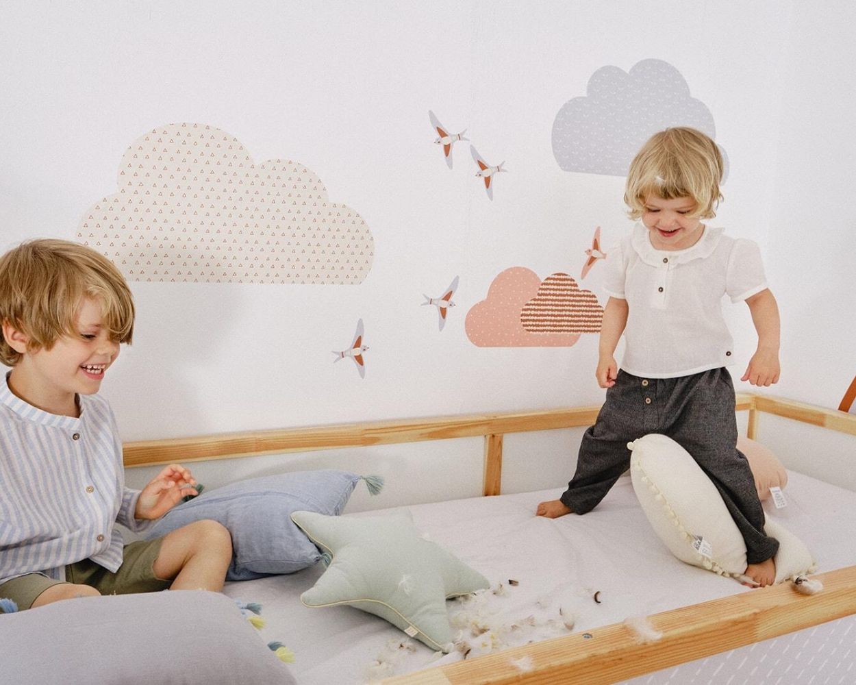 Ikea Kinderbett spielende Kinder Ikea Kinderbett spielende Kinder