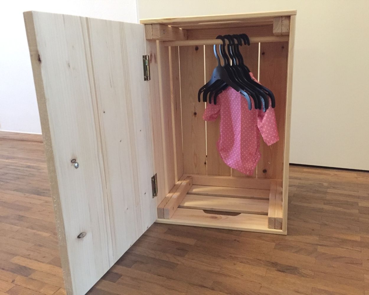 Puppenschrank selber bauen aus IKEA Box