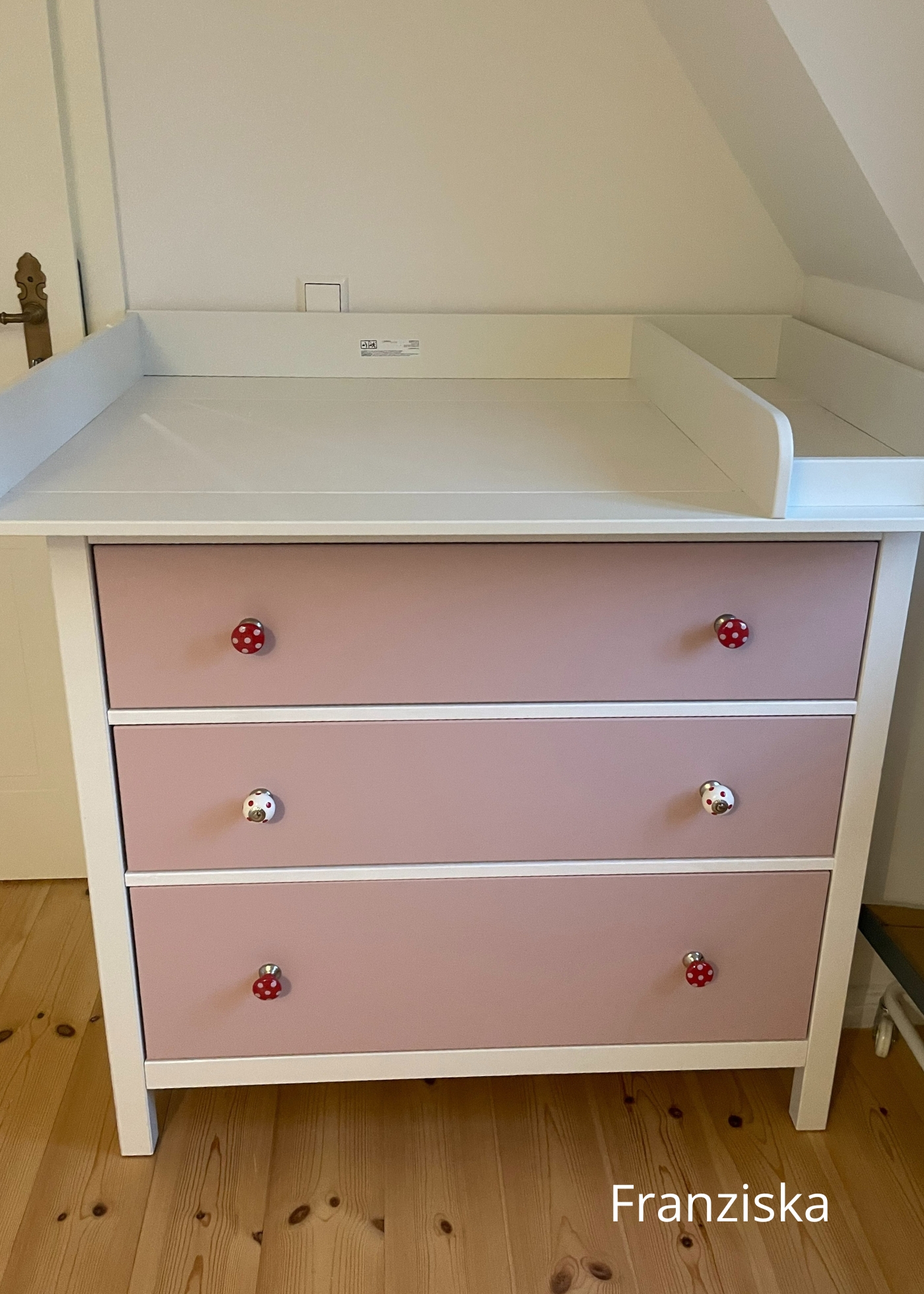 6 kreative IKEA HEMNES Hacks – Ideen für Kinderzimmer & Wickelbereich