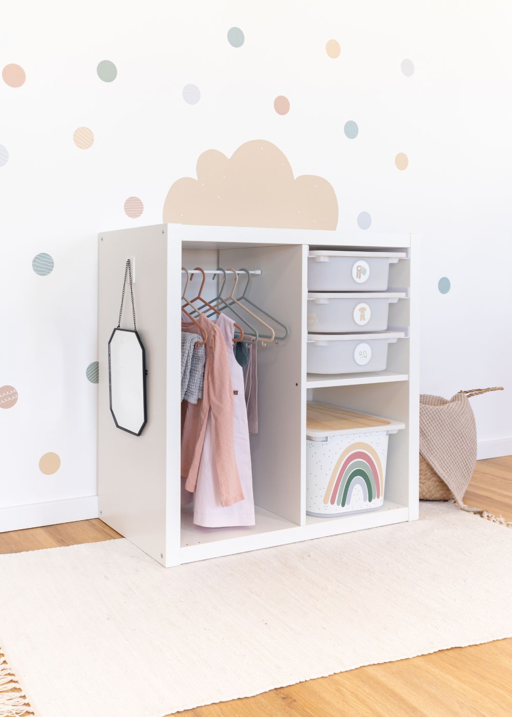 Montessori Kleiderschrank aus IKEA Kallax Regal 