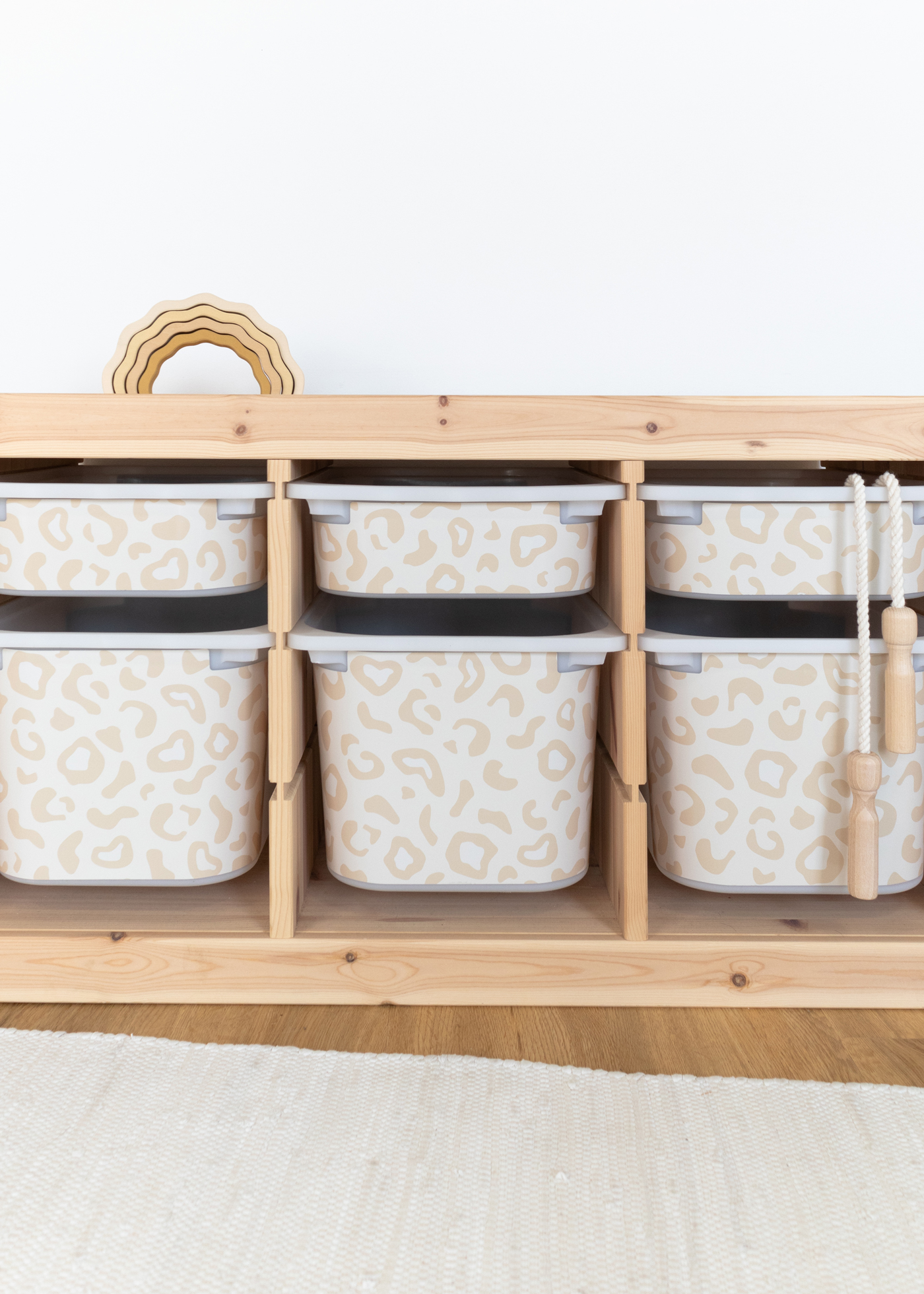 IKEA TROFAST Regal mit auffälligem Leo Muster IKEA TROFAST Boxen mit einzigartigem Leo Muster verzieren