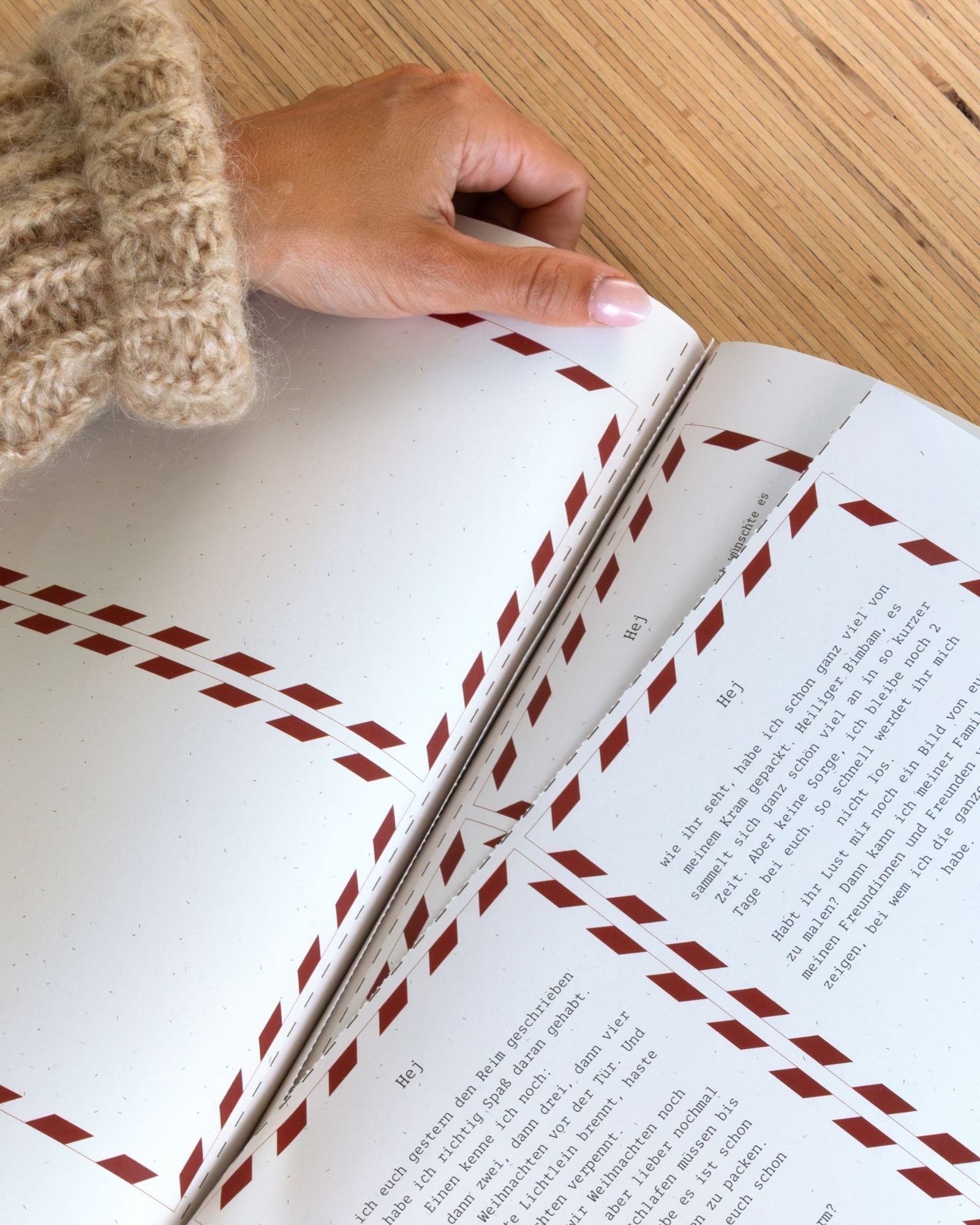 Hand, Strickpullover, Buch, Umschlagsmuster, offenes Buch