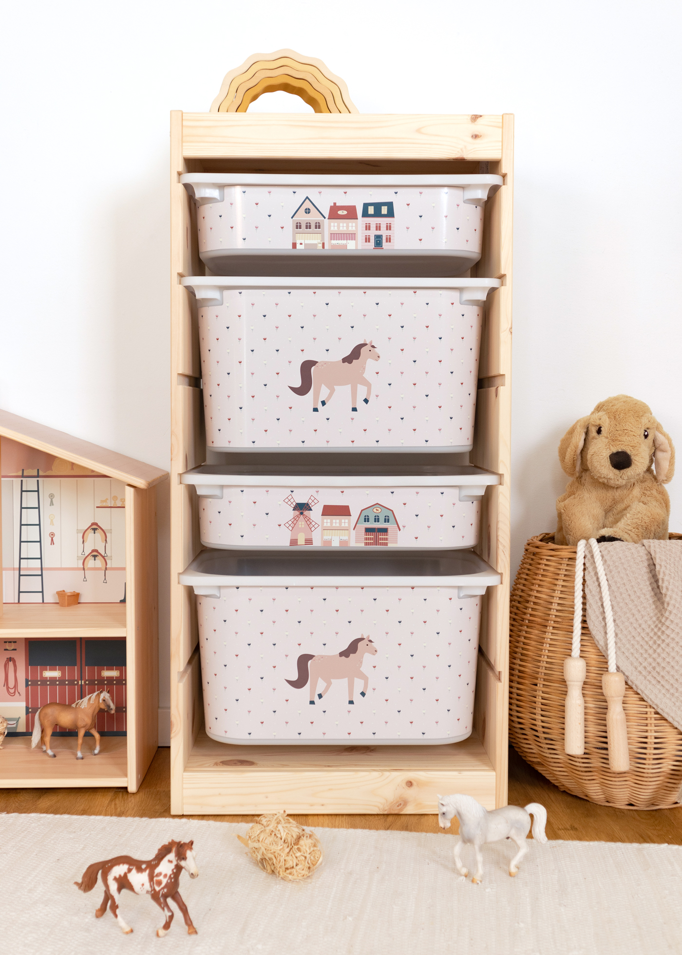 Aufbewahrungsbox im IKEA TROFAST Regal, bedruckt mit einem großen, bunten Pferd für das Kinderzimmer.