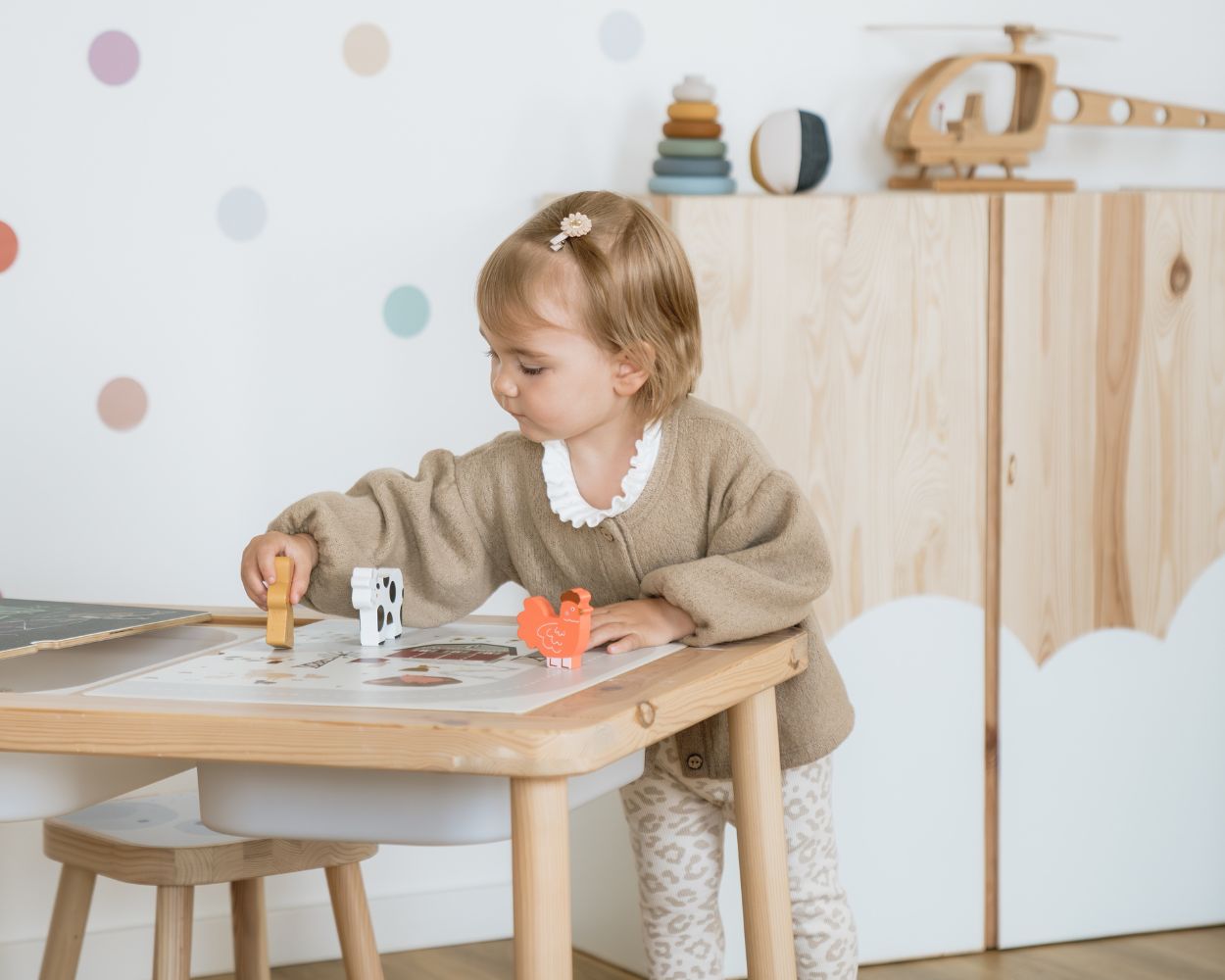 Kind spielt am IKEA FLISAT Multifunktionstisch