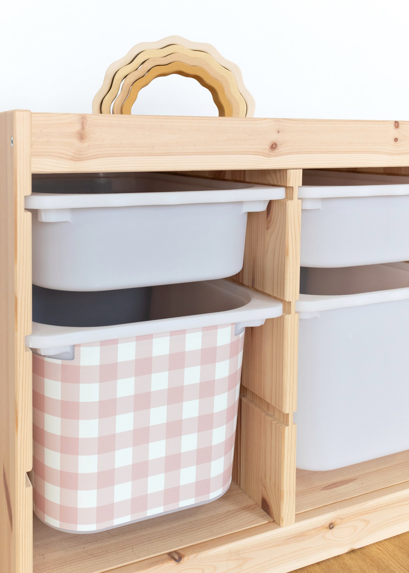 Strahlendes Karomuster für IKEA TROFAST Boxen im Kinderzimmer KaromusterStrahlende Karomuster Klebefolie für IKEA TROFAST Boxen für IKEA TROFAST Boxen im Kinderzimmer