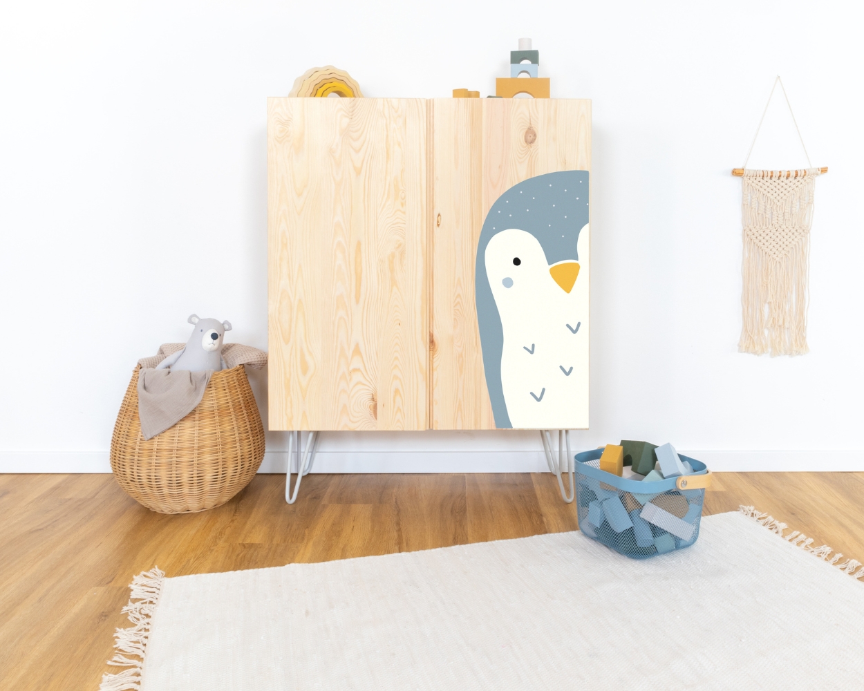 Niedliche Deko mit Pinguin Möbelfolie für den IKEA IVAR Schrank im Babyzimmer Niedliche Deko mit Pinguin Möbelfolie für den IKEA IVAR Schrank im Babyzimmer