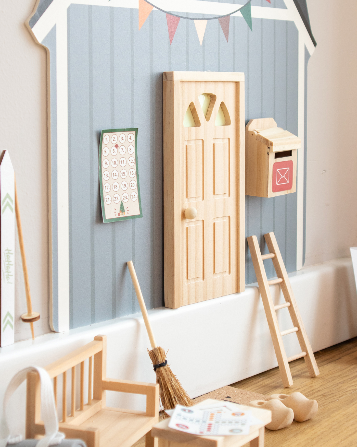 Holzspielzeug, Miniaturhaus, Tür, Briefkasten, Ladder