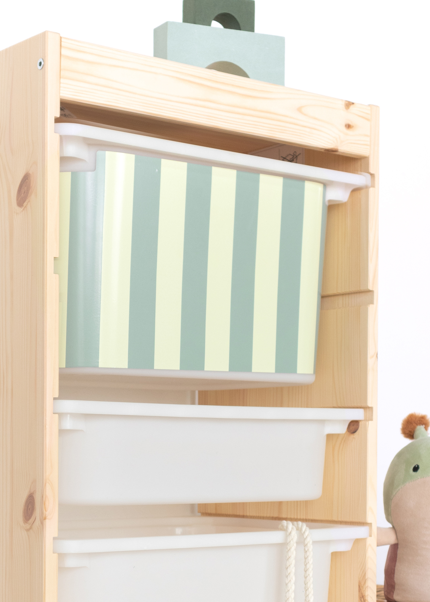 Aufbewahrungsbox mit grünem Streifenmuster für Kinder Aufbewahrungsbox im IKEA TROFAST Regal, bedruckt mit einem verspielten grünen Streifenmotiv.
