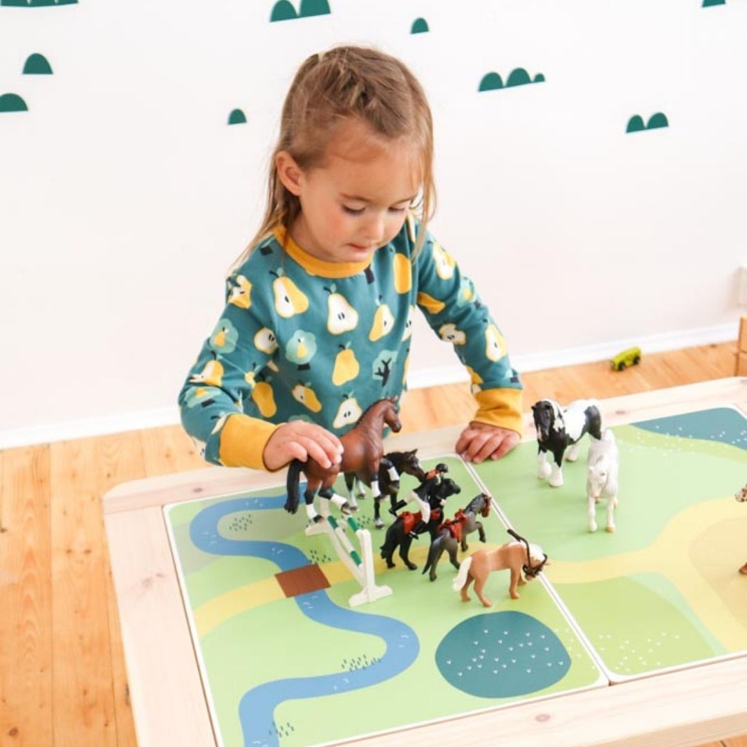 Spieltisch mit Kind Spieltisch mit Kind