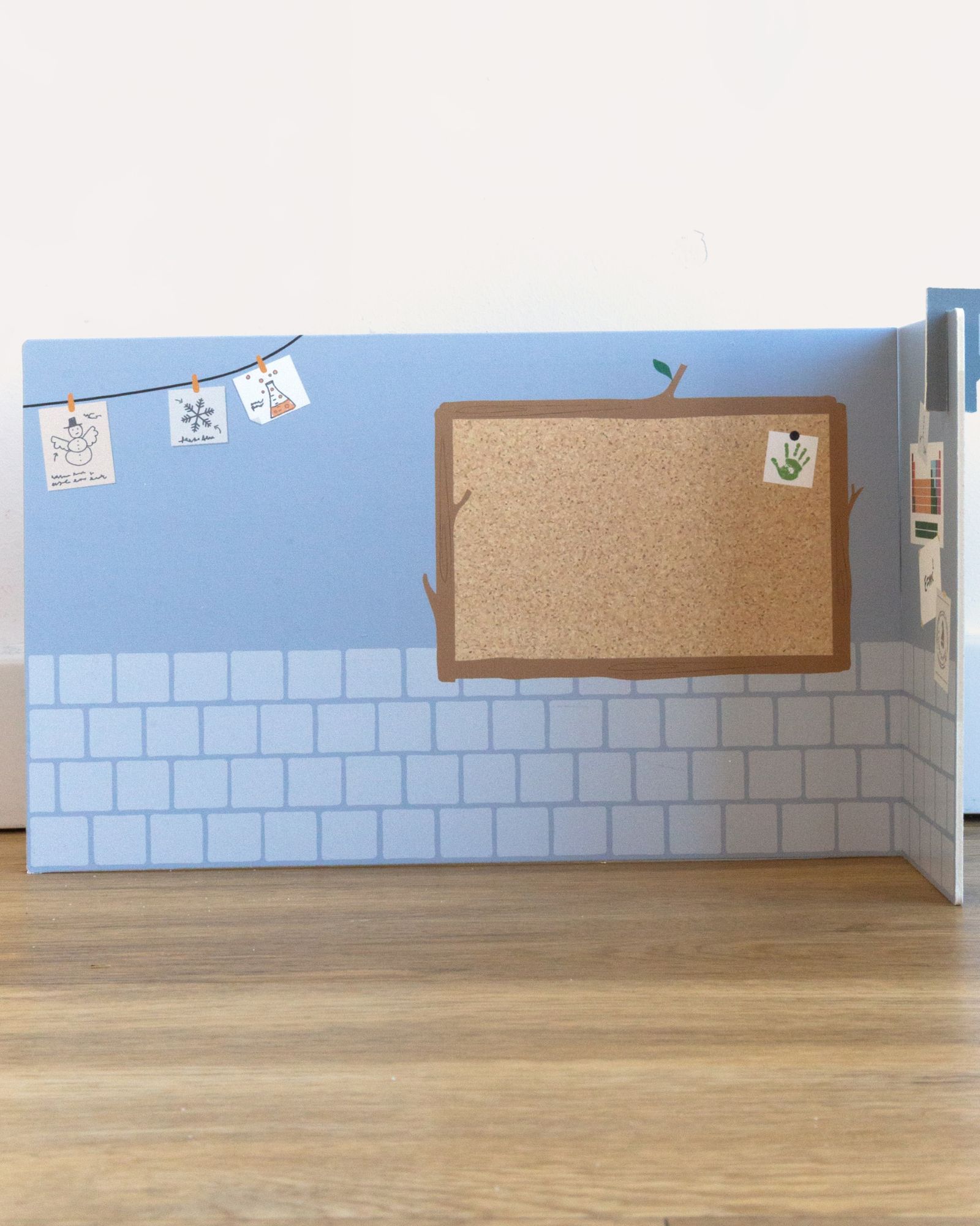 Kinderzimmer, Korktafel, Pinnwand, Blaue Wand, Holzboden