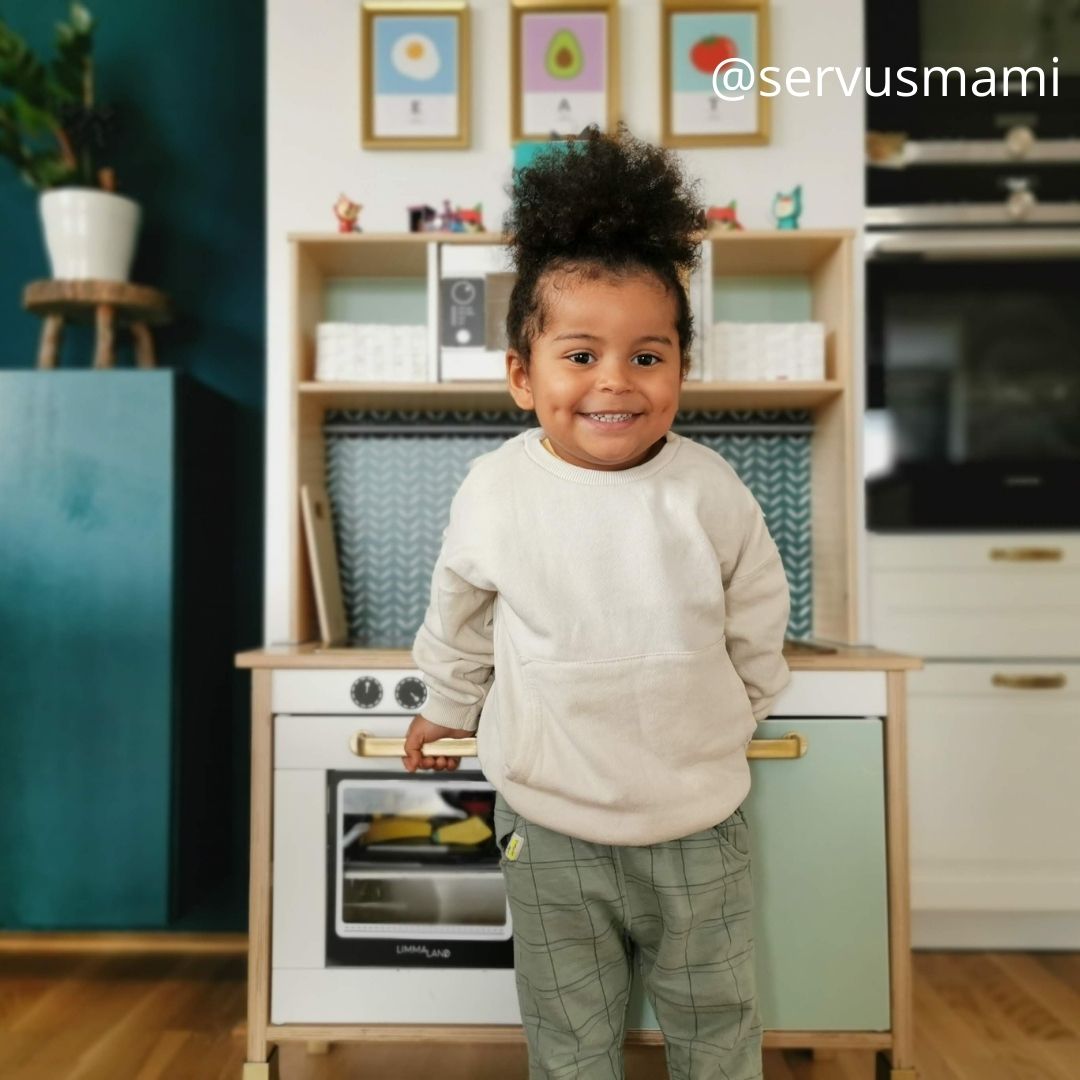 Kinderküche glückliches Kind Kinderküche glückliches Kind