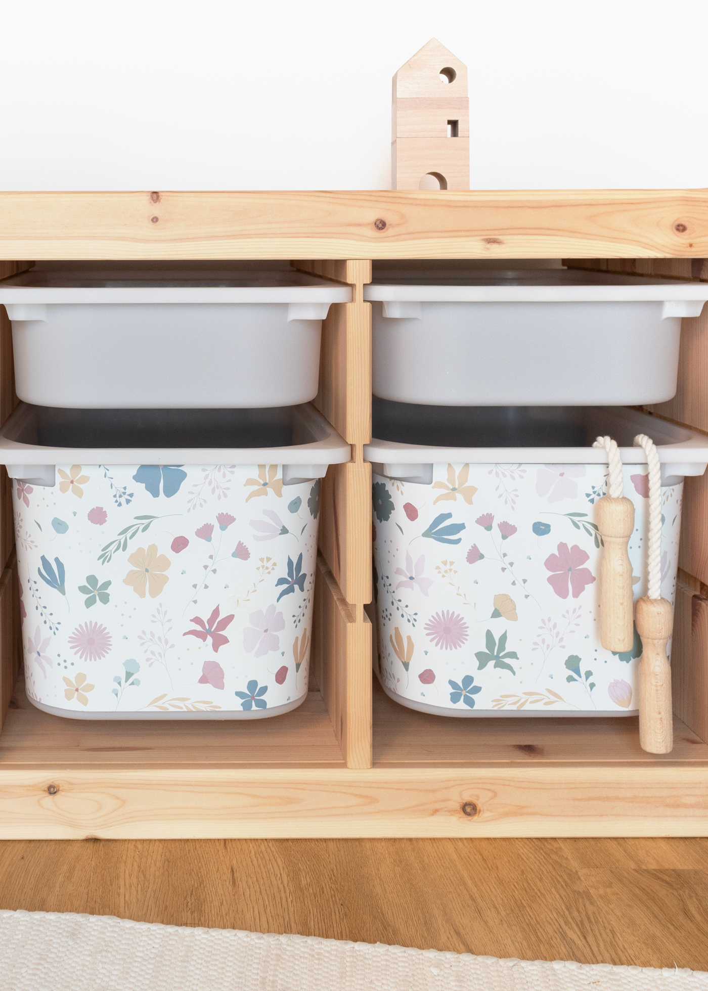 IKEA TROFAST Klebefolie Blumen bunt Ein IKEA TROFAST Regal im Raum, beklebt mit einer bunten Blumenmuster-Möbelfolie