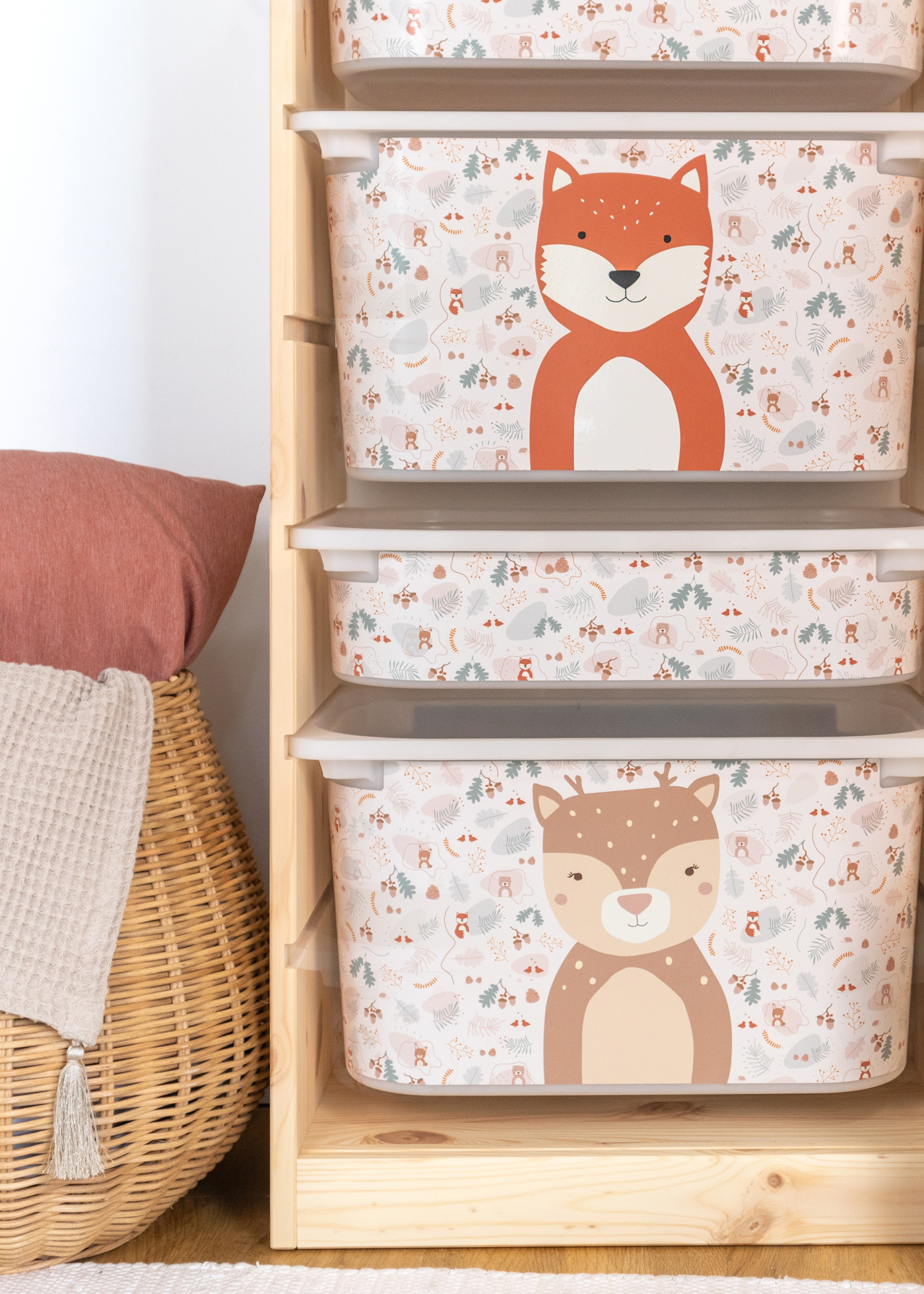Aufbewahrungsbox im IKEA TROFAST Regal mit einem Fuchs-Motiv, perfekt für das Kinderzimmer.