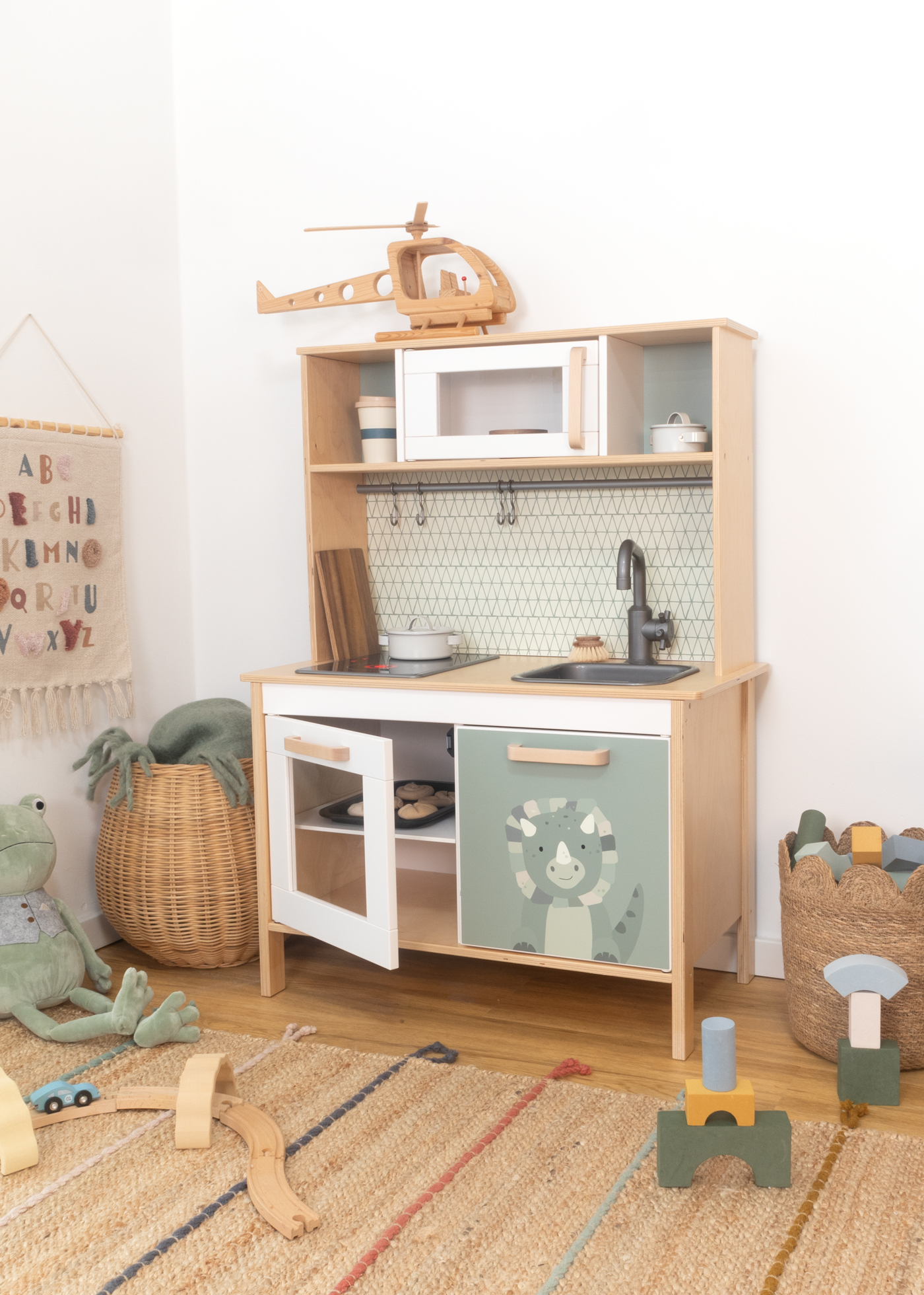 Kinderfreundliche Folie für kreative Küchendesigns Dino Dekorative und kindgerechte Folie zur Verschönerung von IKEA Duktig.