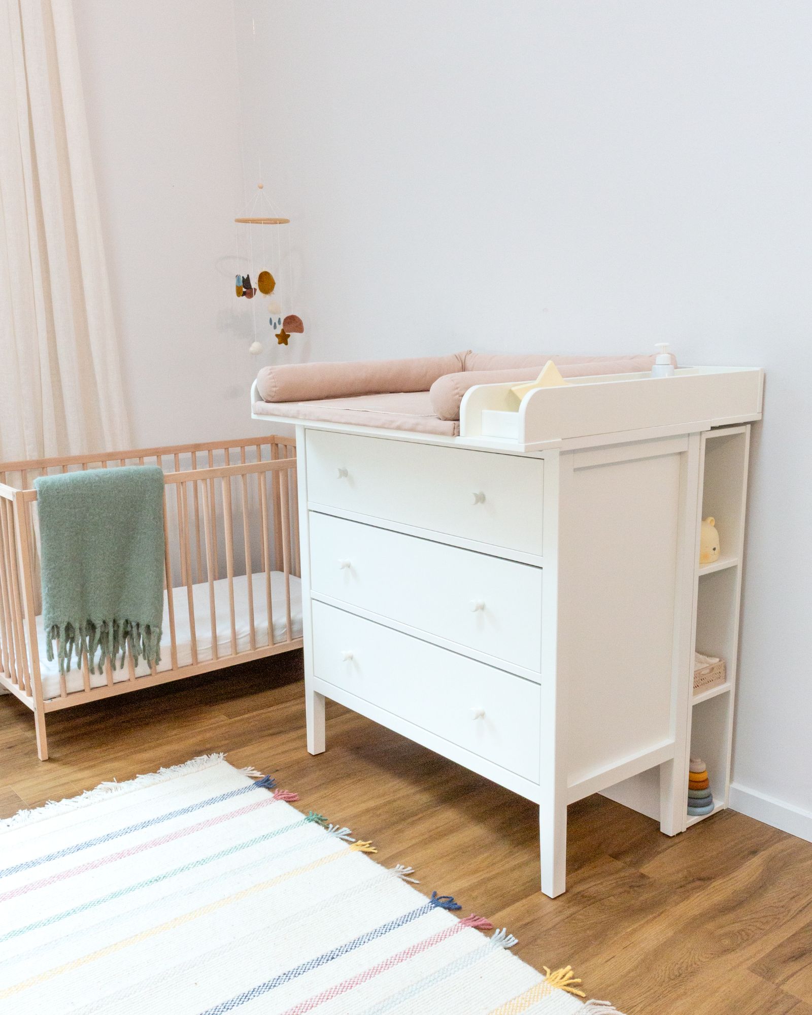 baby changing table, dresser, weiss, holzboden, kinderzimmerdeko