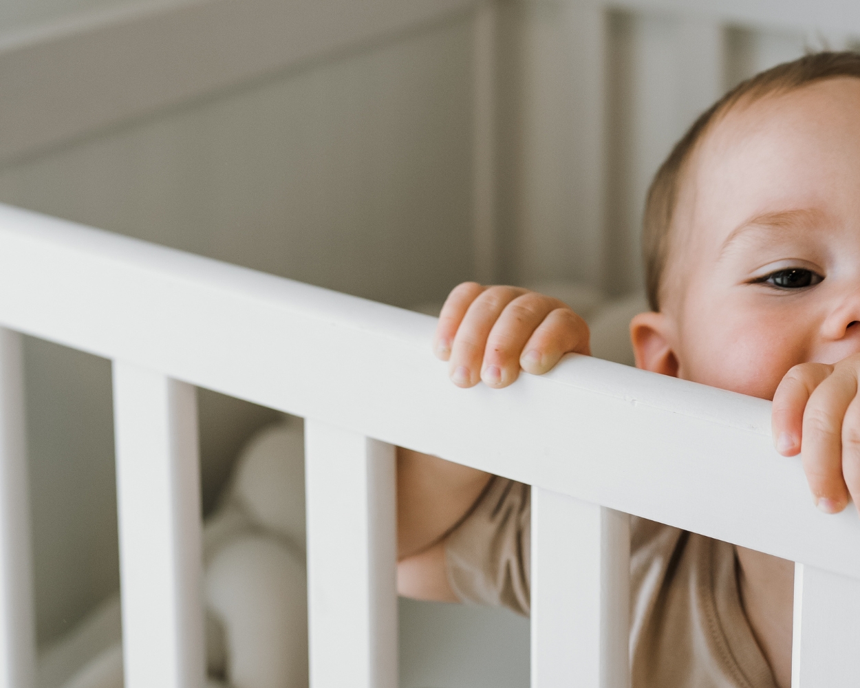 Baby im Babybett Baby im Babybett