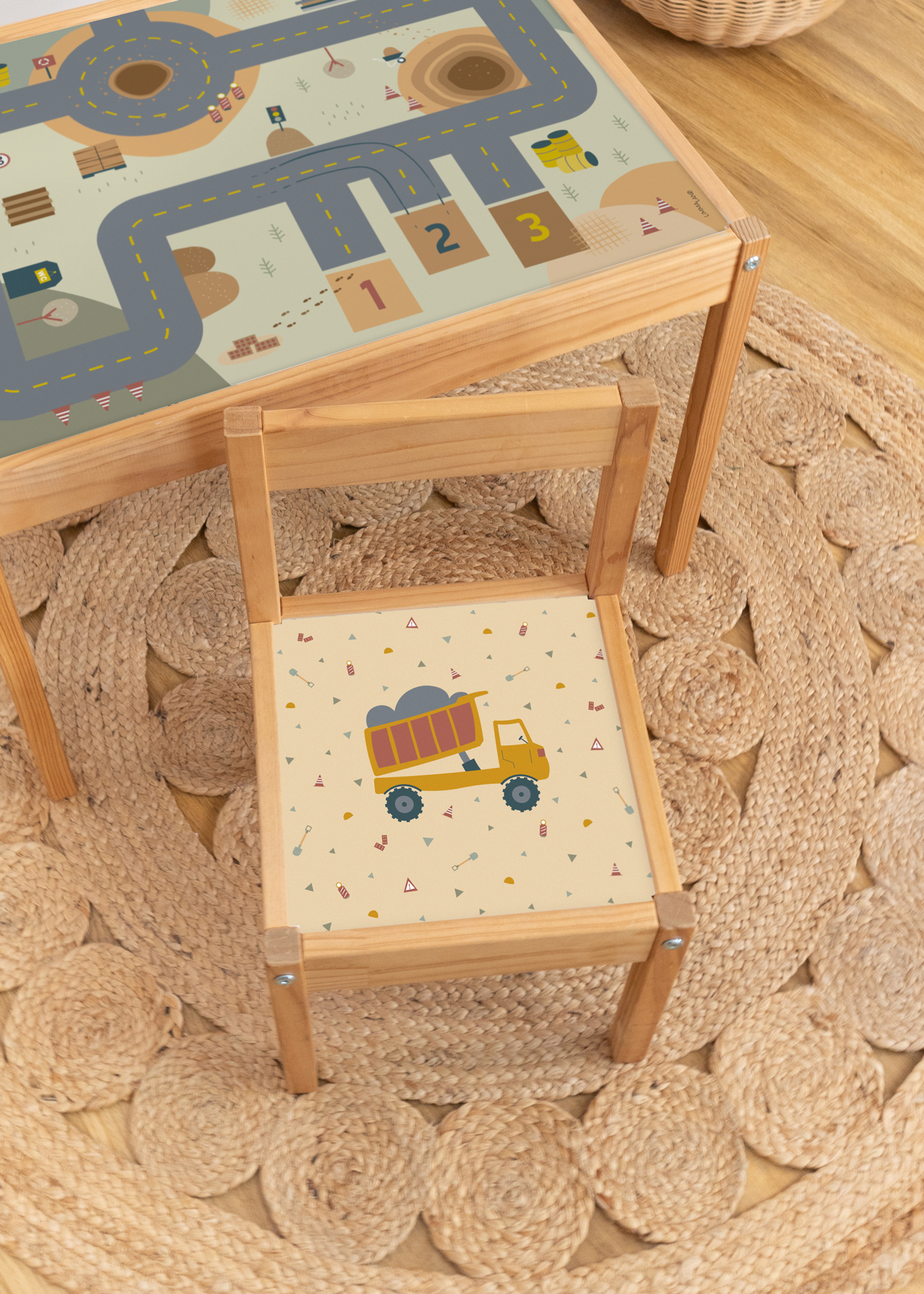 Kipplader Klebefolie für IKEA Lätt Stuhl Ein IKEA LÄTT Kinderhocker mit Zubehör und Klebefolien von Limmaland mit Kipplader Motiv