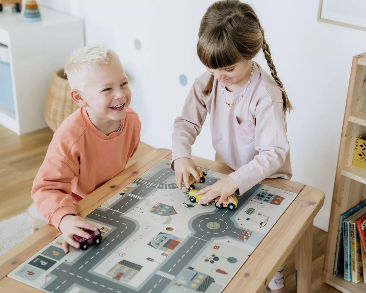 Kinder spielen am IKEA FLISAT Spieltisch auf der Spielstraße