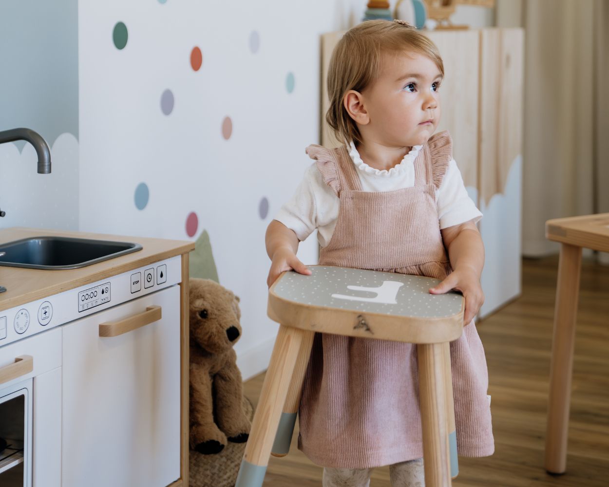 Kind trägt IKEA FLISAT Hocker Kind trägt IKEA FLISAT Hocker
