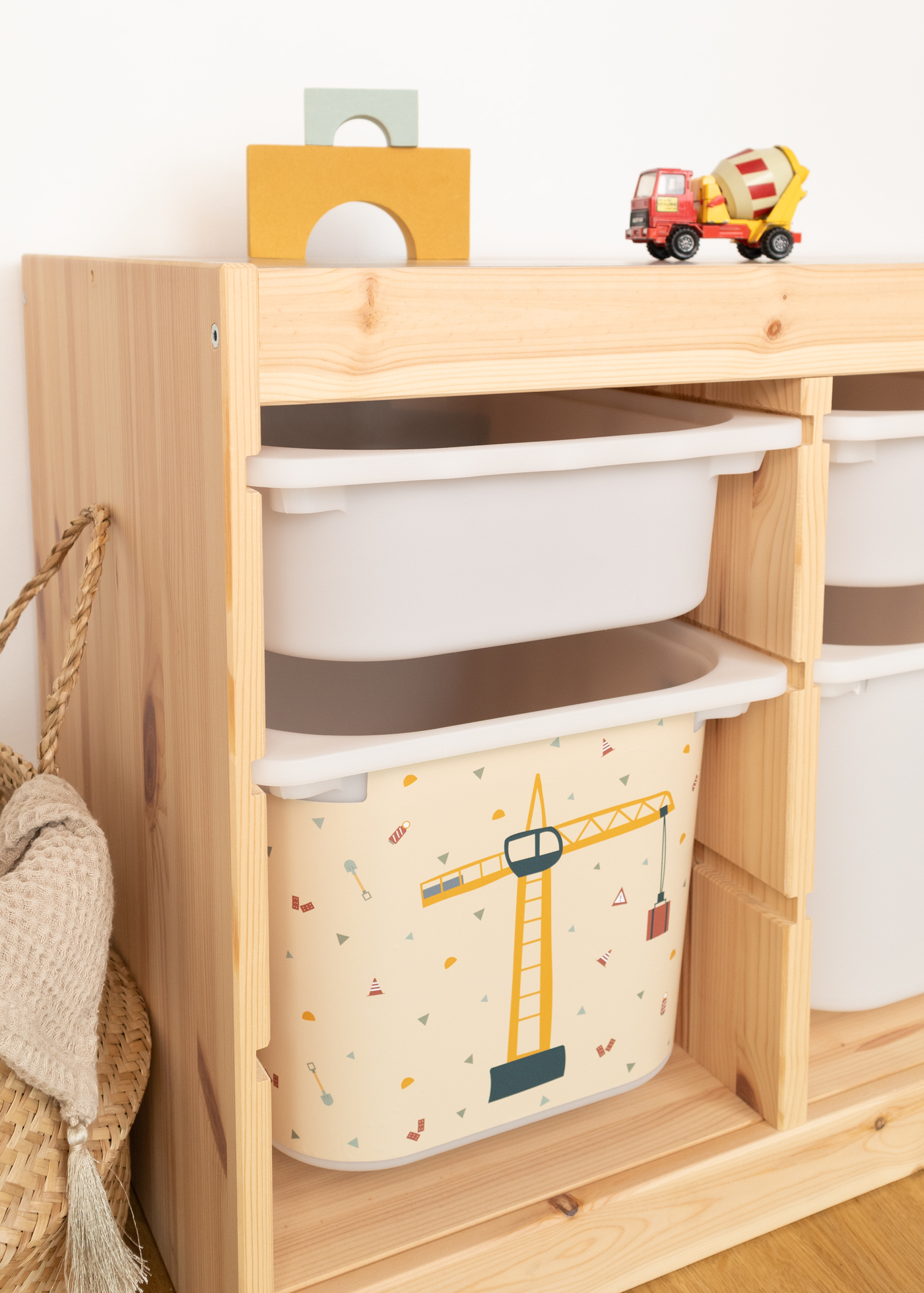 Kinderzimmer-Aufbewahrung Kran-Motiv Kran-Motiv auf Aufbewahrungsbox im IKEA TROFAST Regal, Kinderzimmer geeignet.