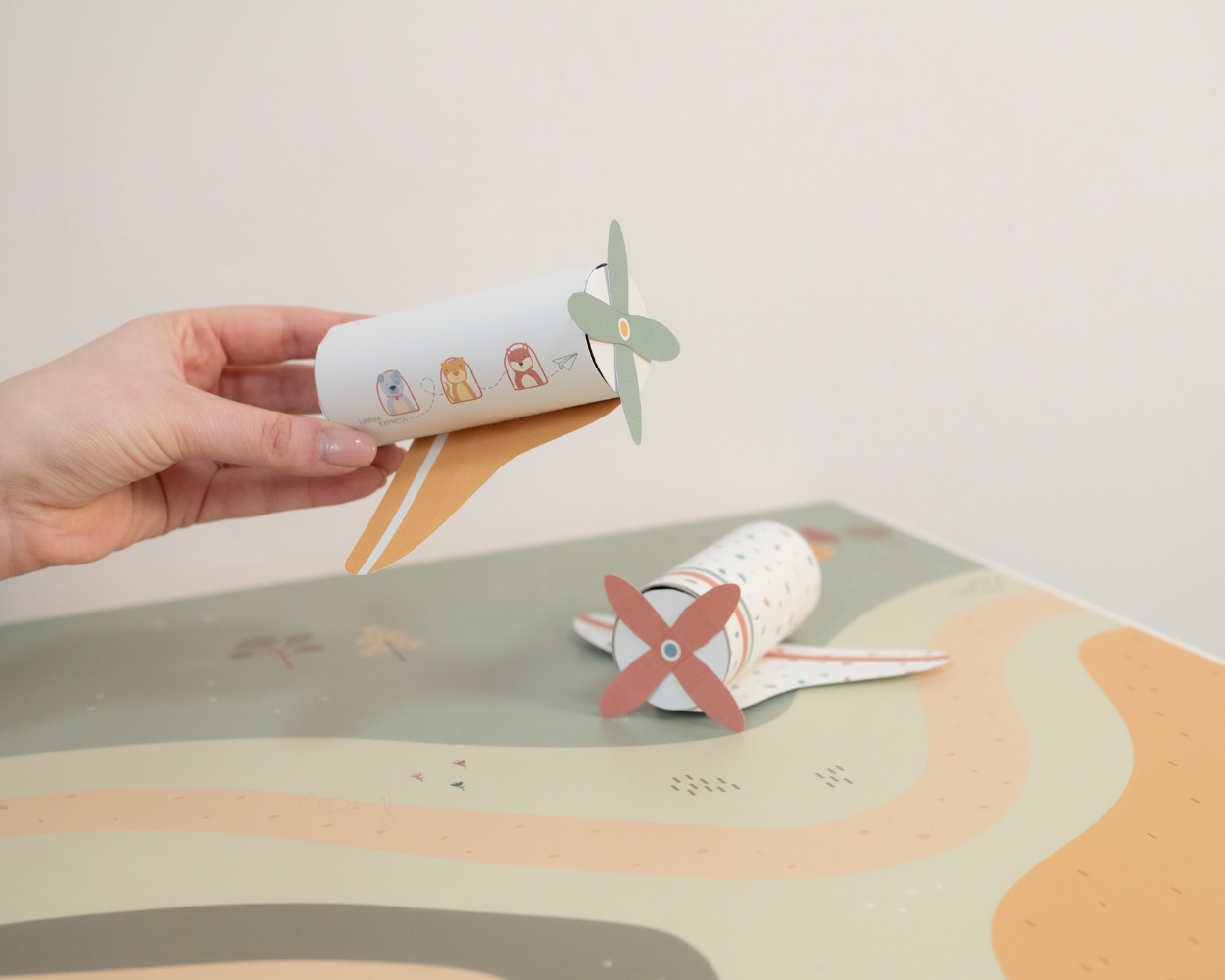 Flieger aus Klopapier basteln Flieger aus Klopapier basteln