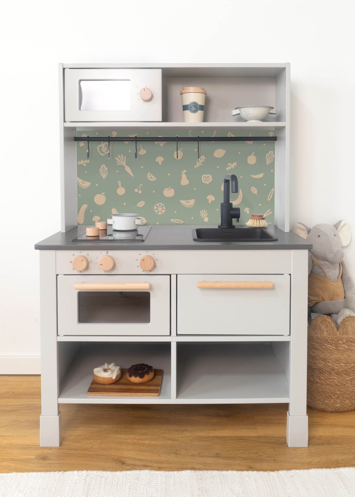 Möbelfolie mit Früchte-Muster Selbstklebende Möbelfolie mit bunten Früchtemotiven, passend für die IKEA SILLTRUT Kinderküche.