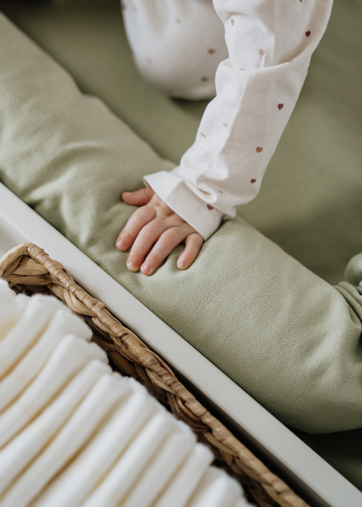 Eine Babyhand auf der Wickelauflage