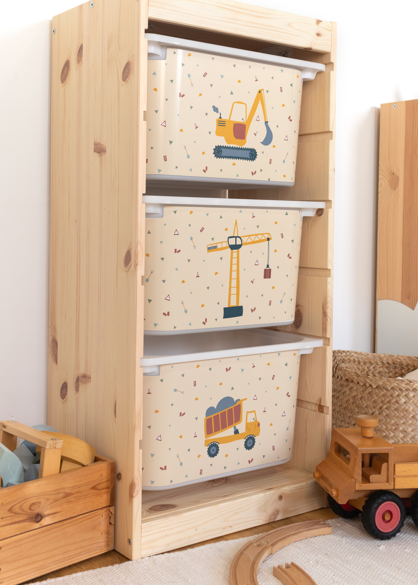 Kinderzimmer Aufbewahrung mit Baustellen Motiv im IKEA Regal Kran-Motiv auf Aufbewahrungsbox im IKEA TROFAST Regalsystem, ideal für das Kinderzimmer.