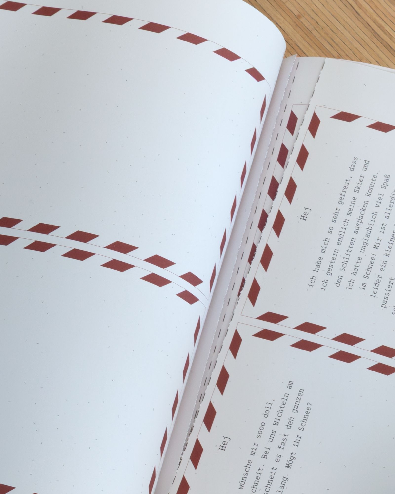 Notizbuch, geöffnete Seiten, rote Umrandung, Randmuster, offenes Buch