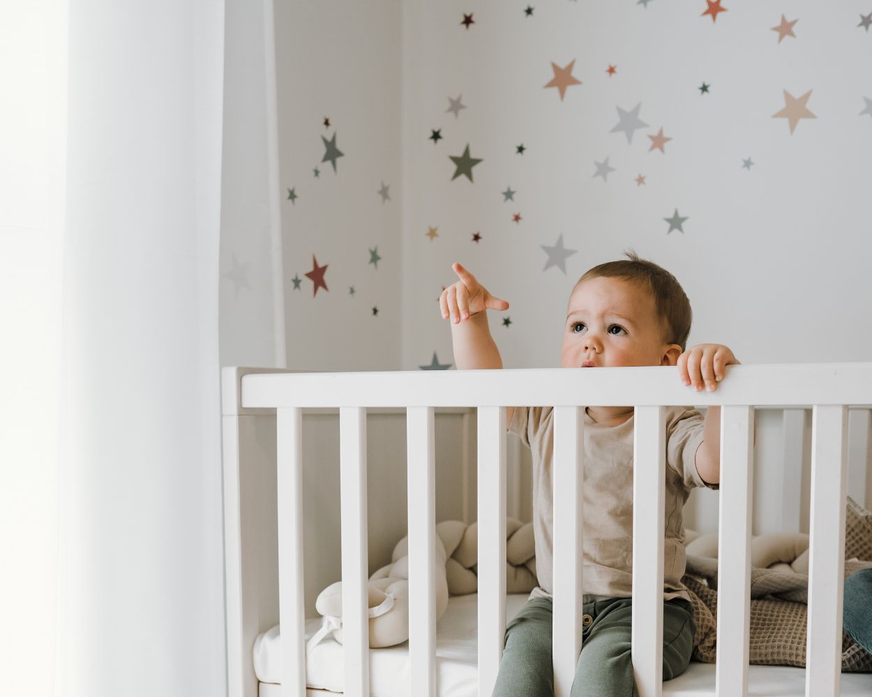 Wandgestaltung mit Sternen im Babyzimmer für Jungen Wandgestaltung mit Sternen im Babyzimmer für Jungen