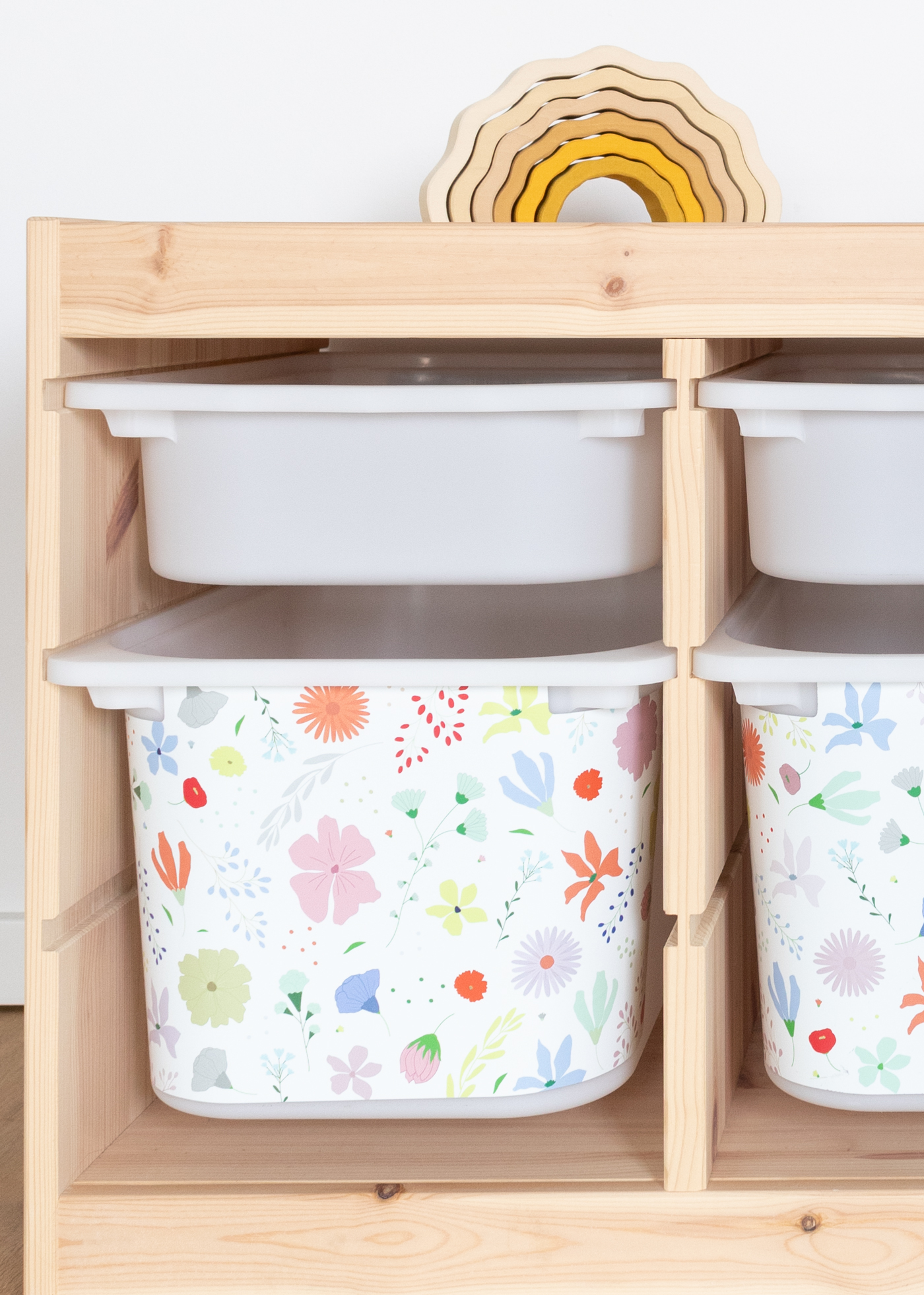 Kinderzimmer Blumenmuster mit IKEA TROFAST Ein IKEA TROFAST Regal im Raum, beklebt mit einer bunten Blumenmuster-Möbelfolie