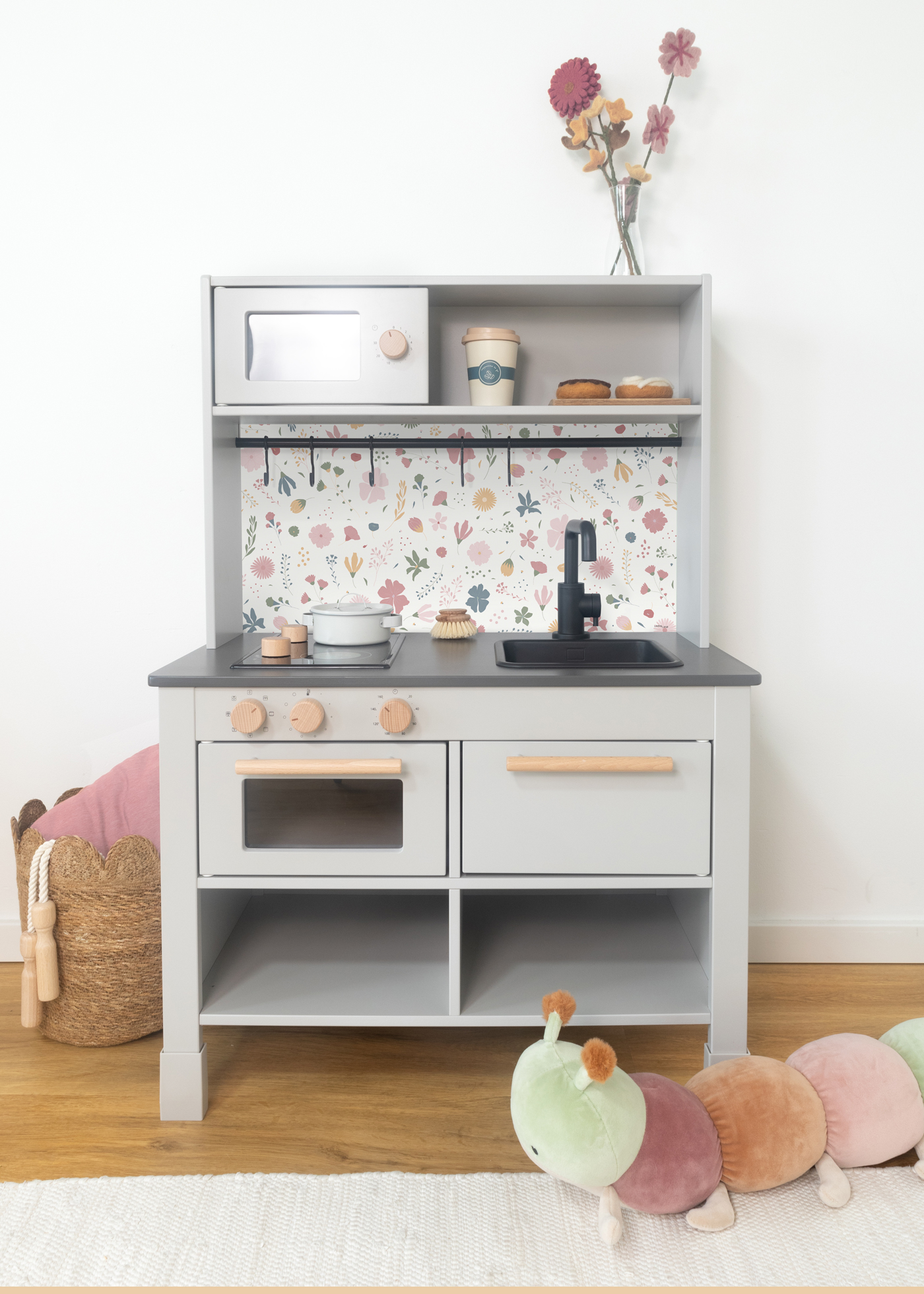 Blumenmuster für Küchenfronten Hochwertige Klebefolie mit farbenfrohem Blumenmotiv speziell für die IKEA SILLTRUT.