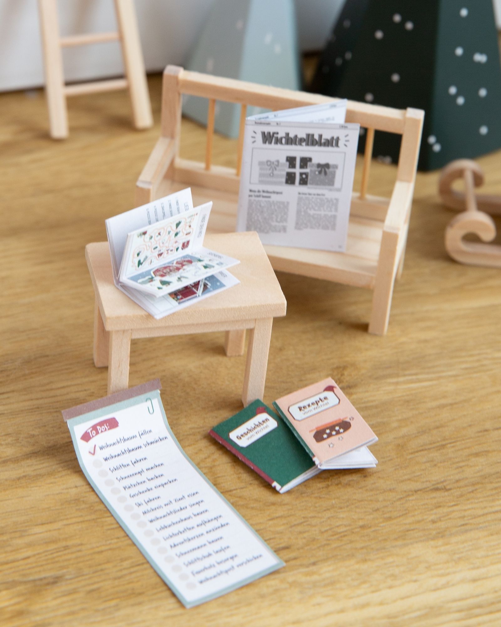 Holzspielzeug, Miniaturmöbel, Puppenstuben-Set, Bücher/Magazin, Karten/Broschüren
