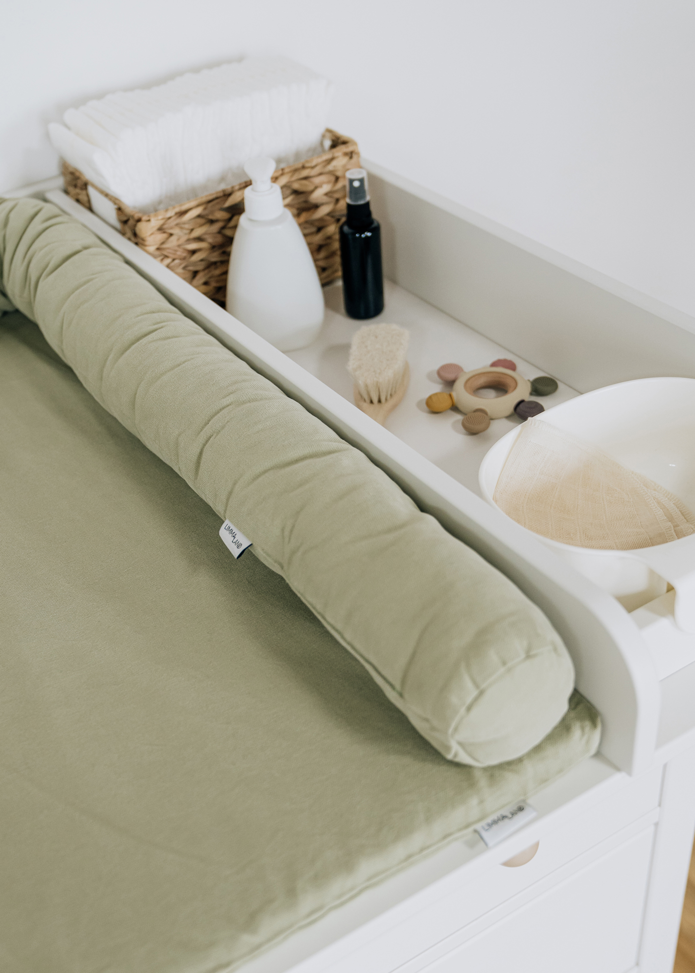 Eine Wickelauflage in der Farbe Eukalyptusgrün, passend für die IKEA HEMNES Kommode. Sie überzeugt durch atmungsaktiven Baumwollstoff und ist leicht waschbar.