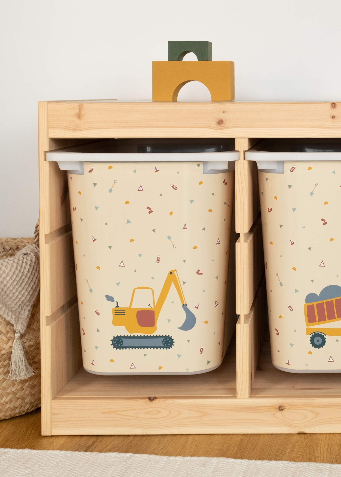 Praktisches TROFAST Regal mit Kipplader-Motiv Praktisches IKEA TROFAST Regal mit Kipplader-Aufbewahrungsbox.