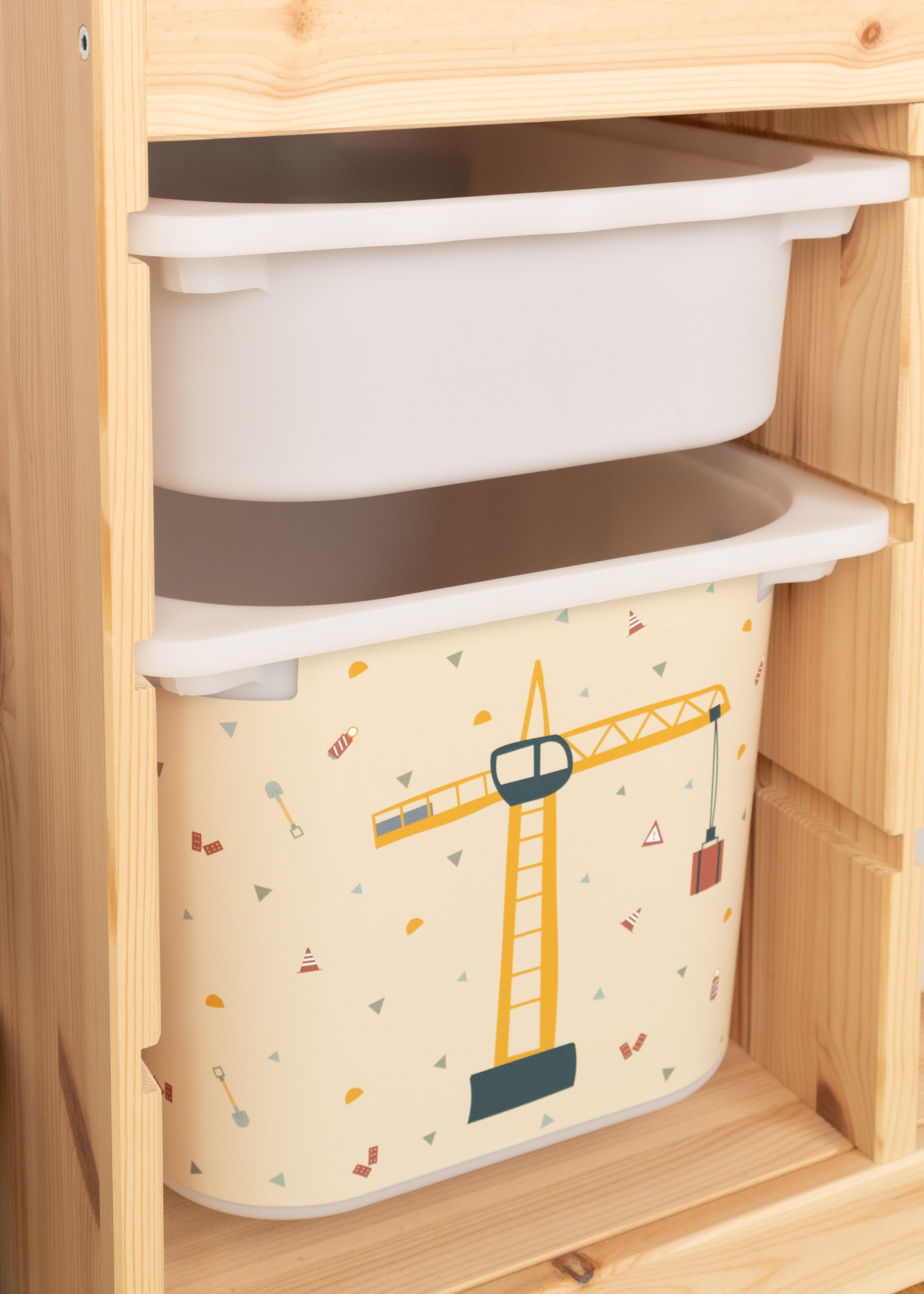Aufbewahrungslösung von IKEA mit Kran-Design in einem TROFAST Regal.