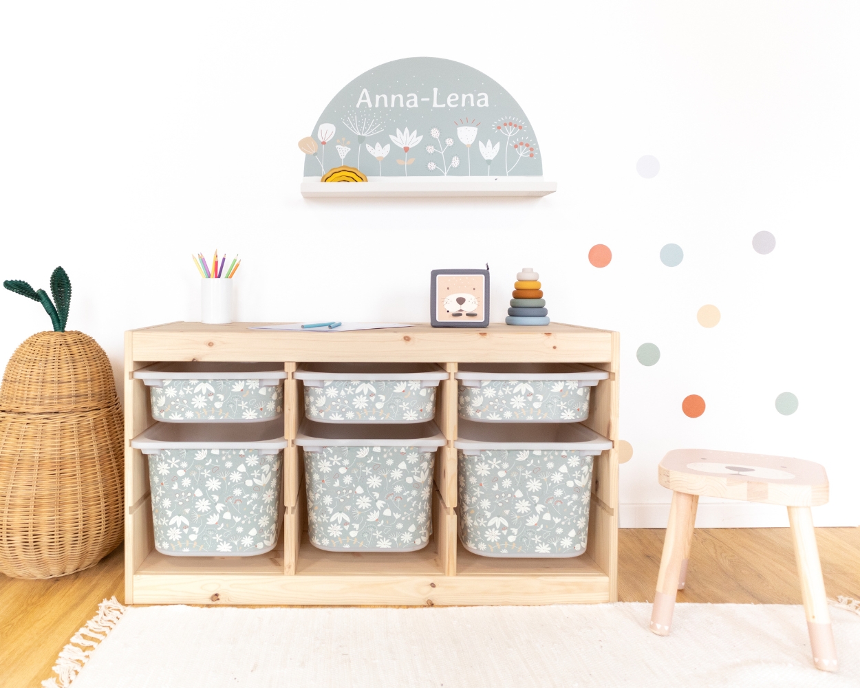 Blumen Babyzimmer mit Wandregal Blumen Babyzimmer mit Wandregal