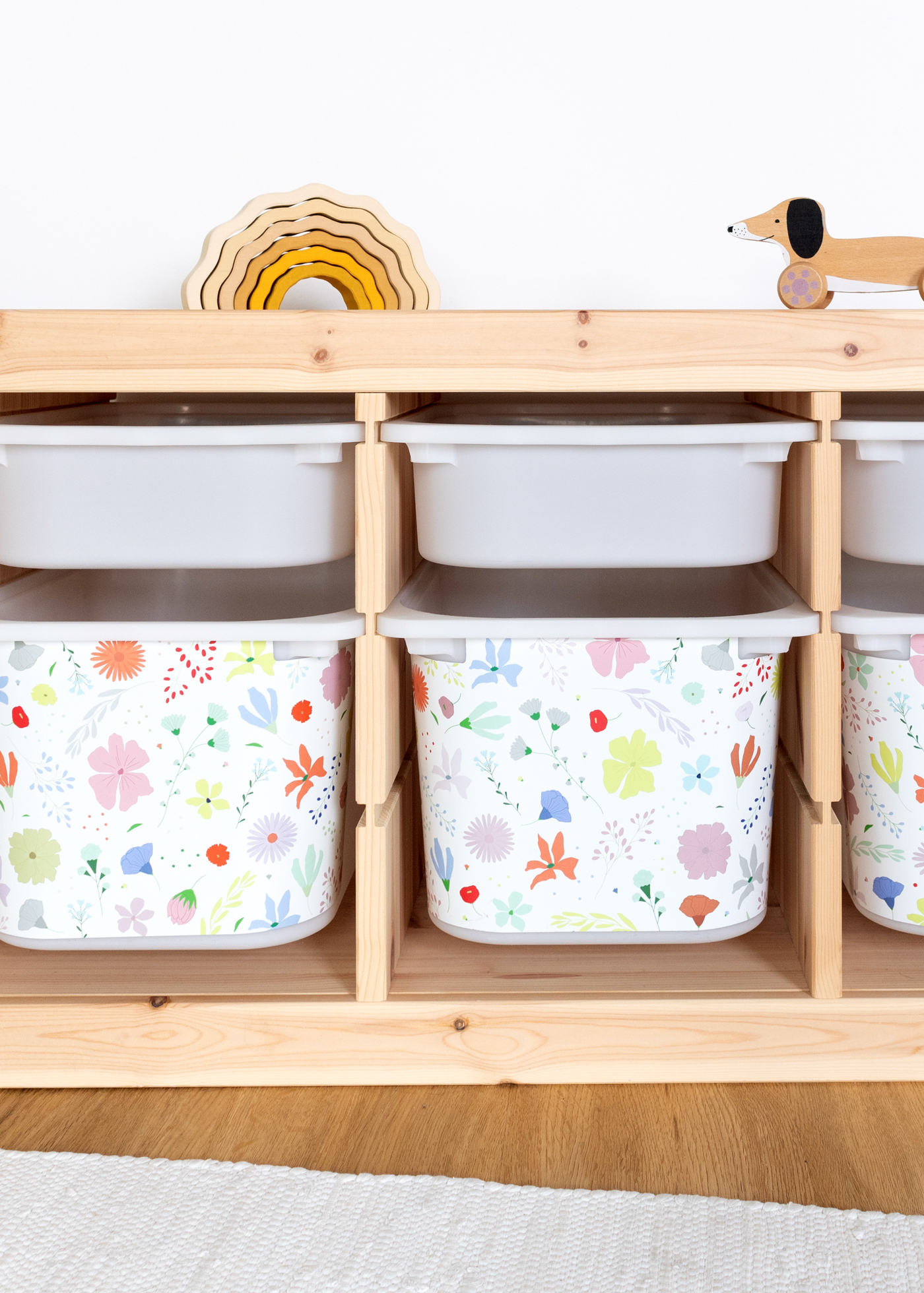 IKEA TROFAST Regal mit Blumen Muster Ein IKEA TROFAST Regal im Zimmer, dekoriert mit einer farbenfrohen Blumenmuster-Folie