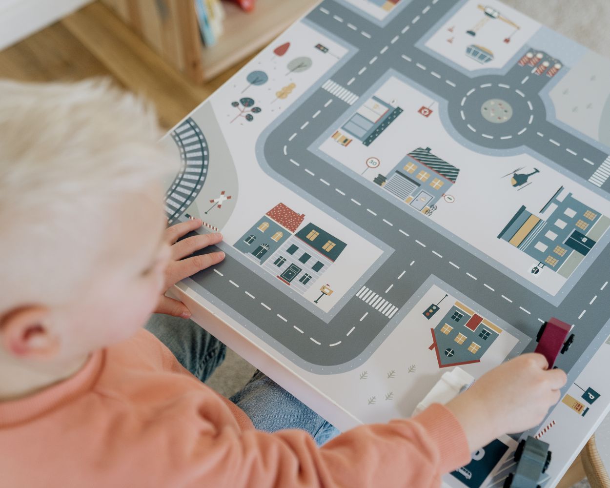 IKEA LACK Spieltisch spielender Junge IKEA LACK Spieltisch spielender Junge