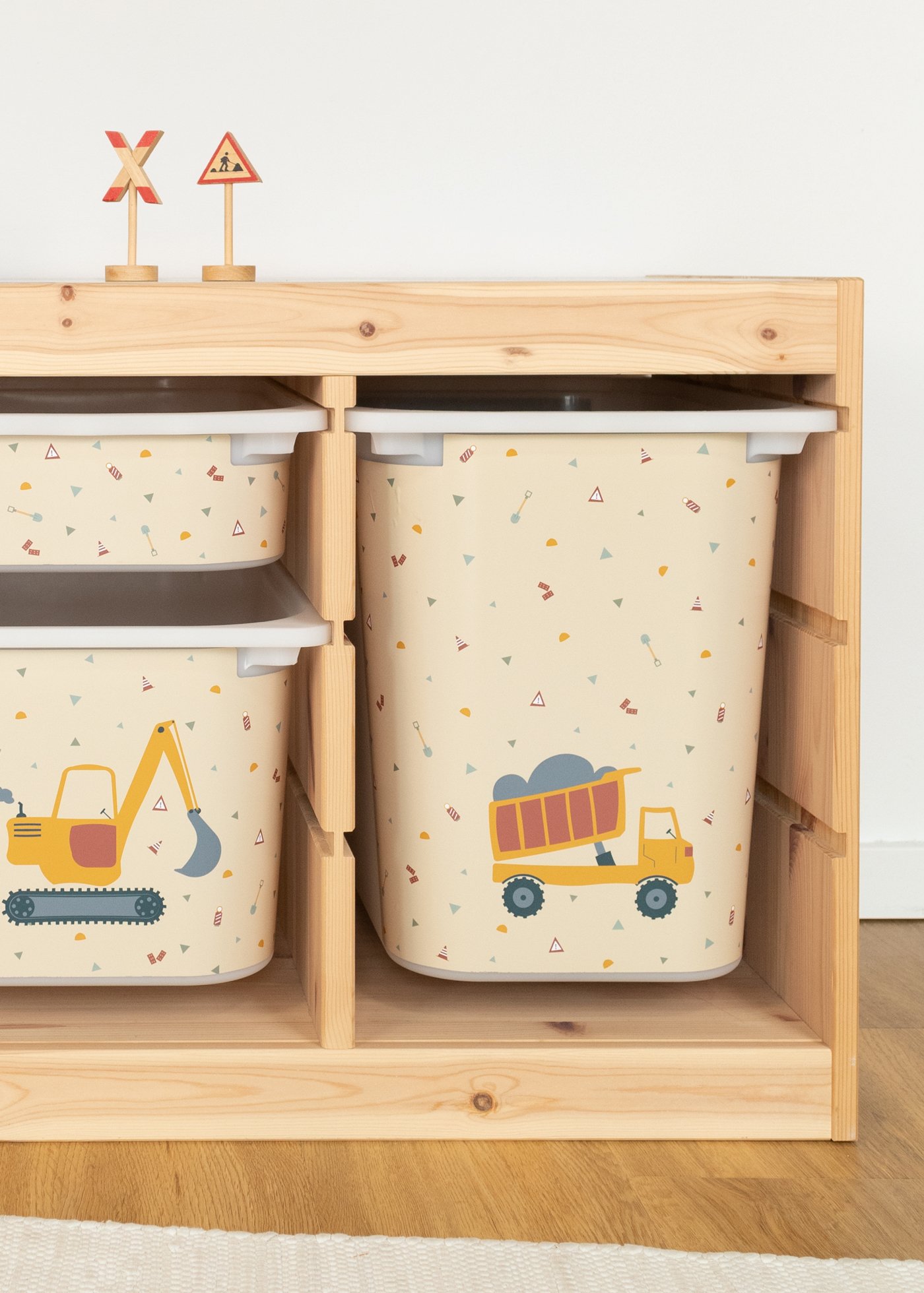 Beige Kipplader-Box für Kinderzimmer KindgerKipplader-Design im TROFAST Regalechtes Bagger-Design auf Aufbewahrungsbox im IKEA TROFAST Regal.