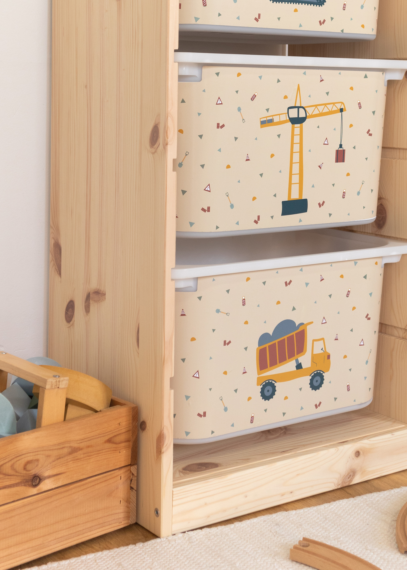 Kinder-Aufbewahrungsbox mit Kran-Design im TROFAST Regal Aufbewahrungsbox im IKEA TROFAST Regalsystem, verziert mit Kran-Motiv.