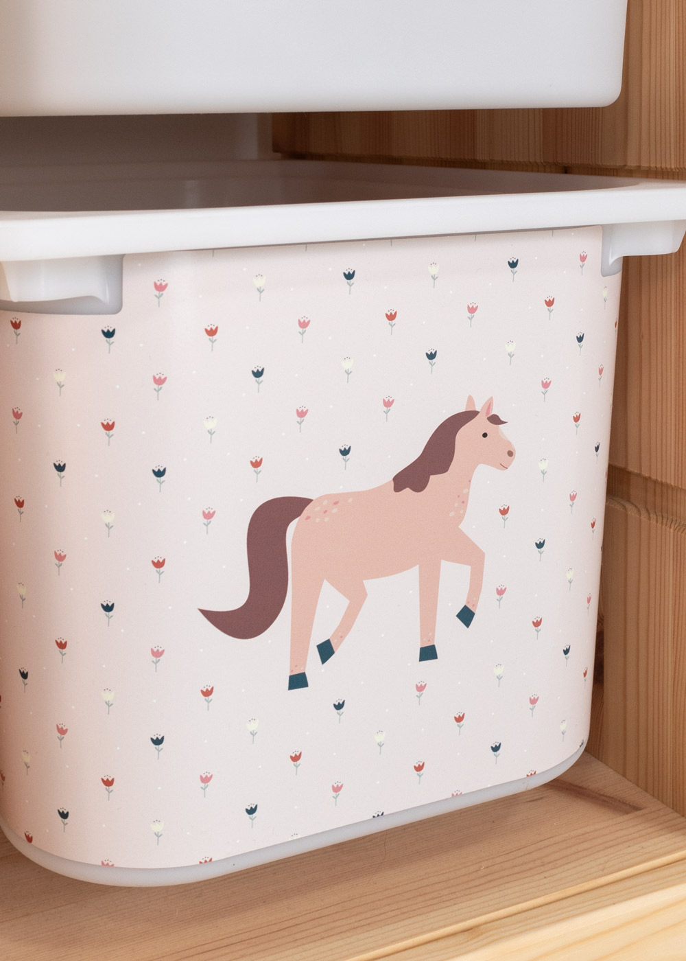 Klebefolie mit Pferdemotiv für Ikea Trofast Boxen Ikea Trofast Regal mit passender Klebeflie von Limmaland mit Pferden verschönern