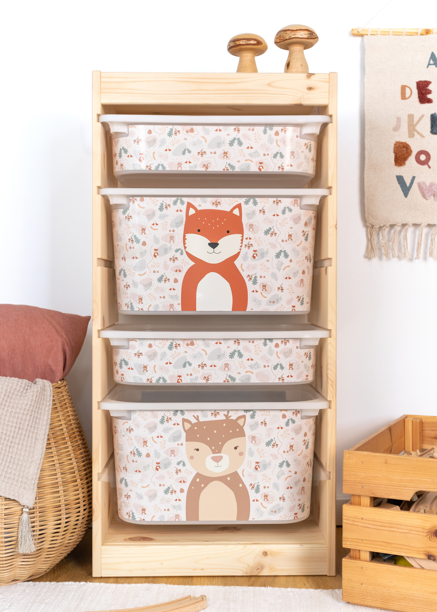 Kinderfreundliche Box mit Fuchs-Motiv im IKEA TROFAST Regal, ideal für Wald-Themen im Kinderzimmer.