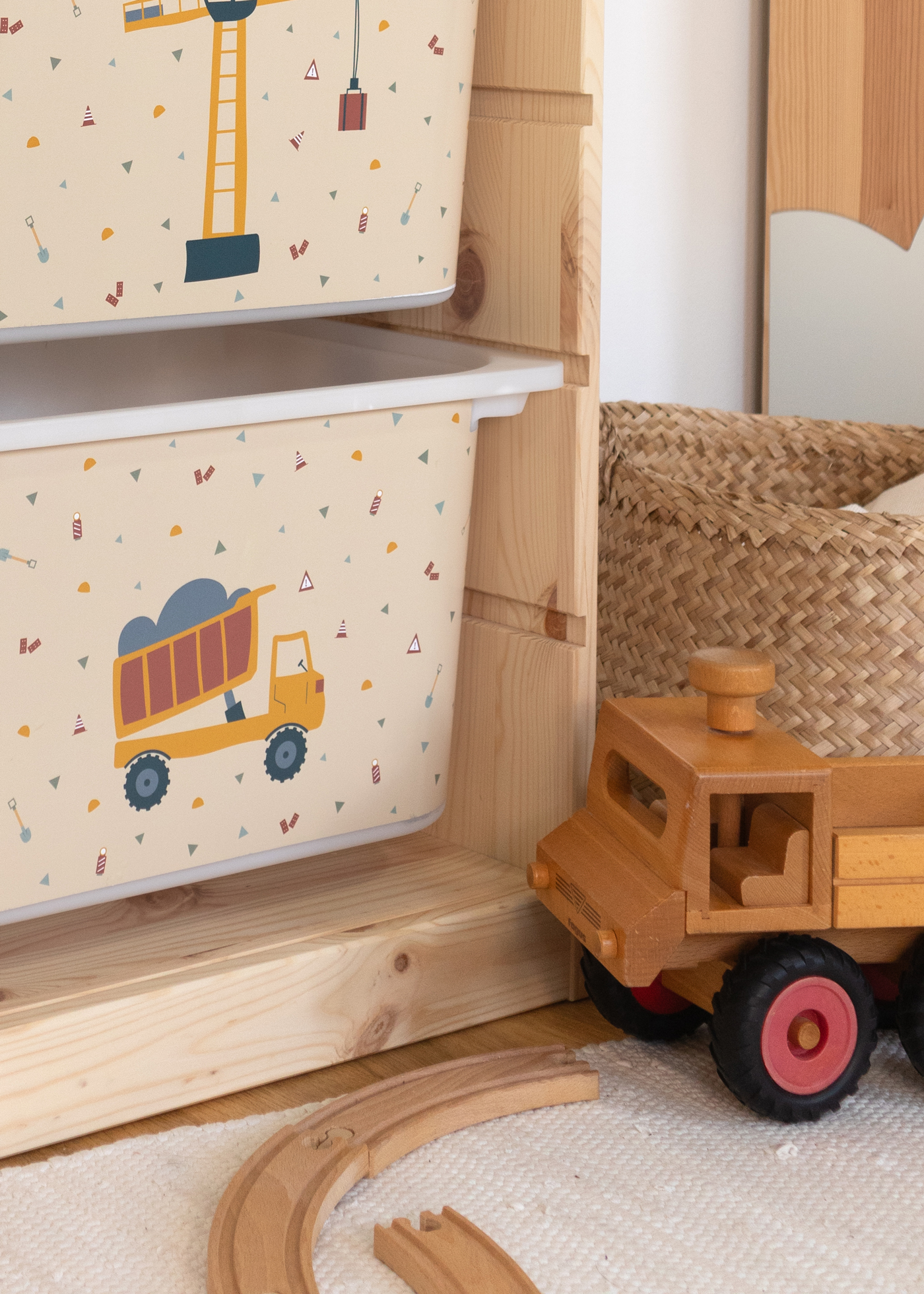 Kipplader-Design auf Aufbewahrungsbox im TROFAST Regal Dekorative Box im IKEA TROFAST Regal mit Kipplader-Muster.