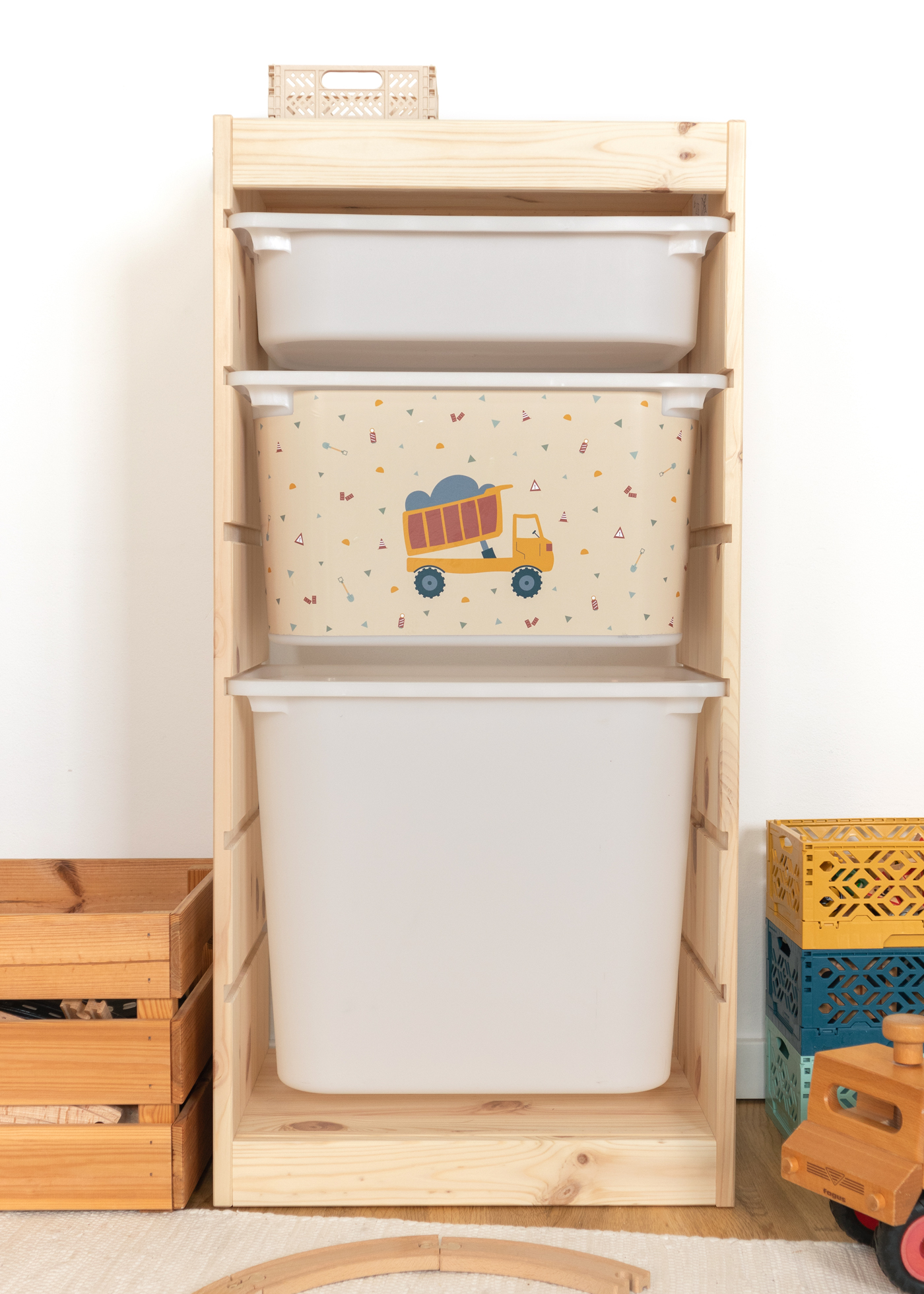 IKEA TROFAST Regal mit Kipplader-Aufbewahrungsbox Praktische beige Aufbewahrungsbox im TROFAST Regal mit Kipplader-Motiv.