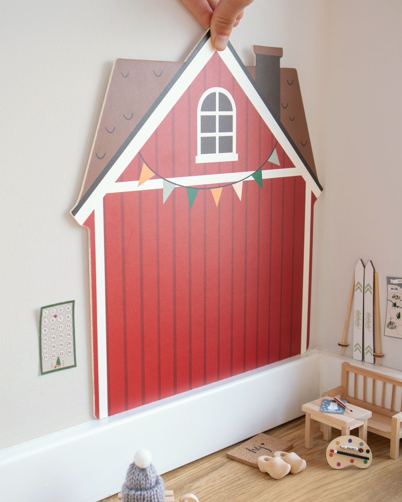 kinderspielhaus, rote wandtafel, holzspielzeug, miniaturhaus, deko-brettspiel