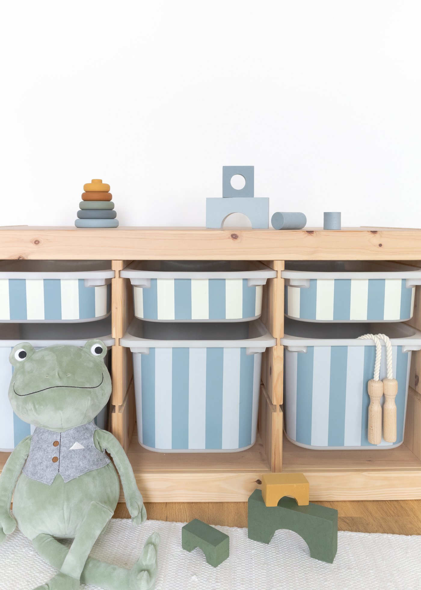 Hochwertige Klebefolie für IKEA TROFAST Boxen mit Streifenmuster Hochwertige Klebefolie für IKEA TROFAST Boxen mit buntem Streifenmuster, strapazierfähig und schön